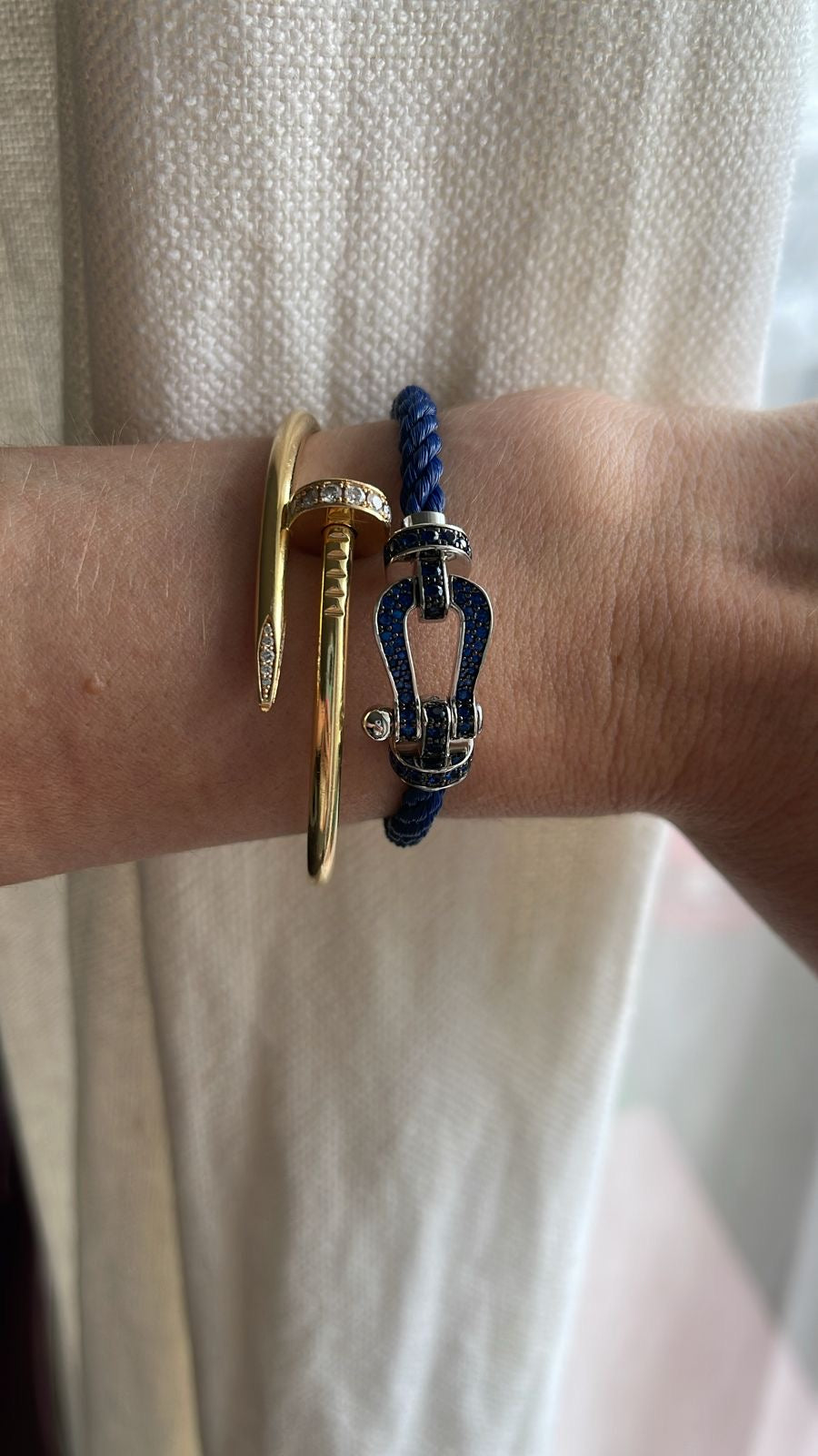 Bracelet de luxe avec cordon bleu et fermoir argenté orné de zirconiums — JEWELLUXE™