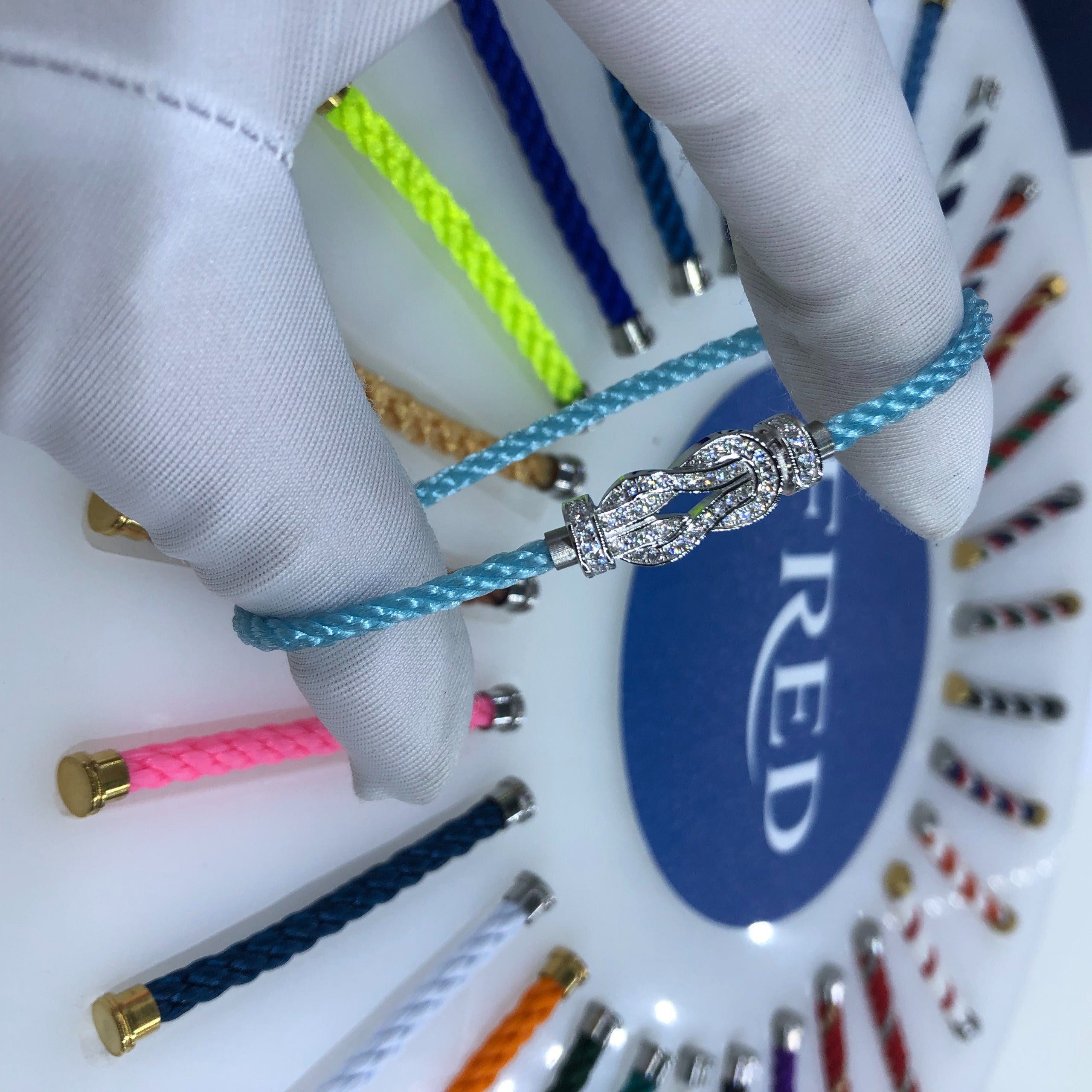 צמיד יוקרתי עם רצועת חבל בגוון תכלת, ואבזם אינסוף משובץ זירקונים נוצצים