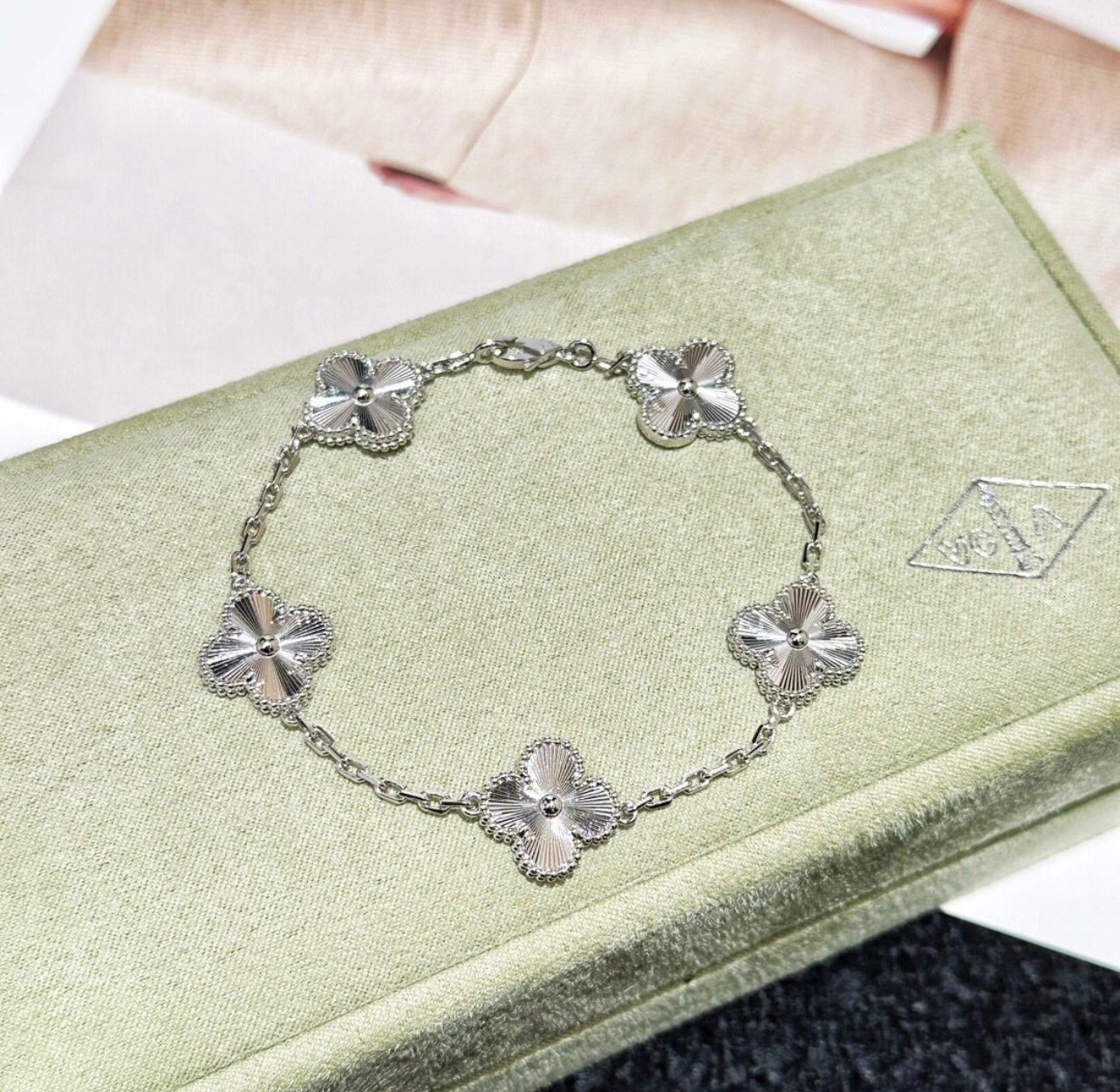 צמיד תלתן בגוון כסף עם 5 תלתנים בגוון כסף