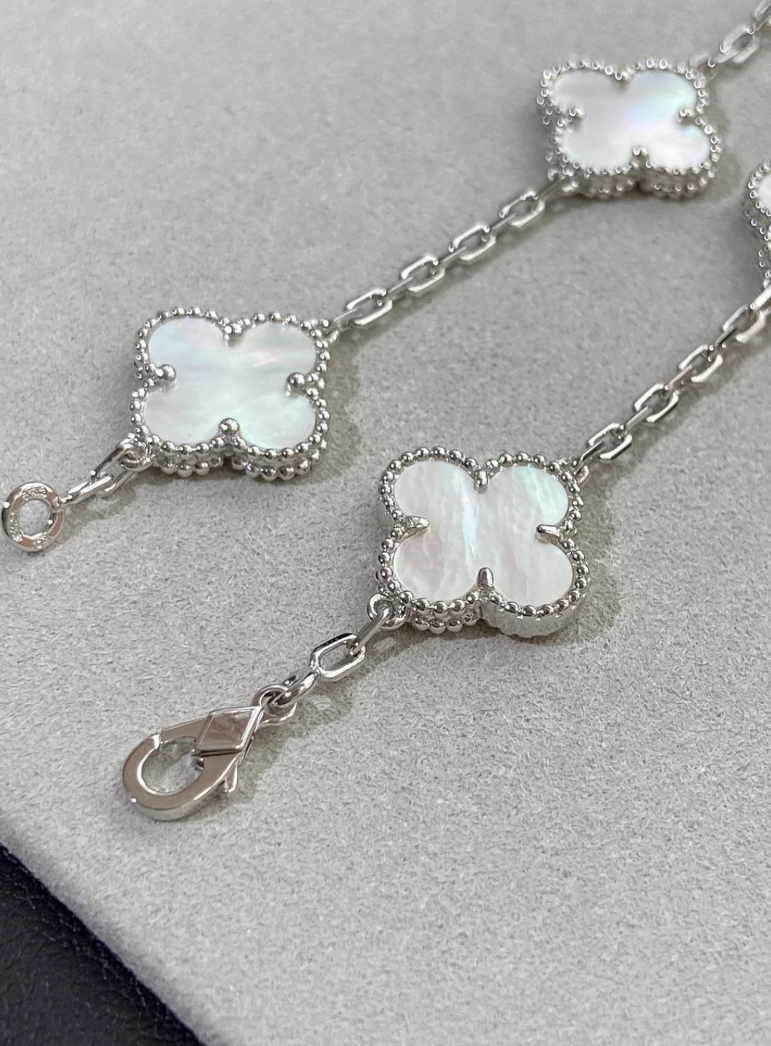 Kleeblatt-Armband mit 5 Kleeblättern in Weiß