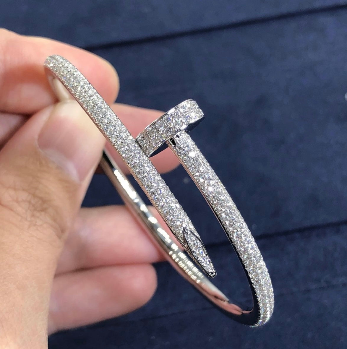 צמיד אלגנטי מסמר בגוון כסוף משובץ זירקונים נוצצים