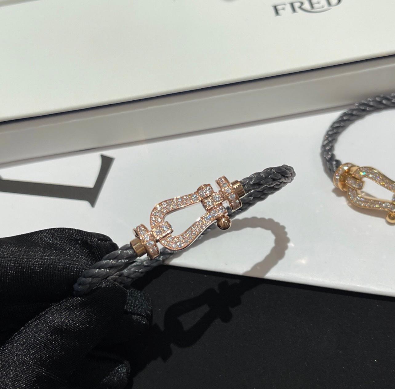 צמיד יוקרתי עם רצועת חבל שחורה ואבזם בגוון זהב ורוד משובץ בזירקונים