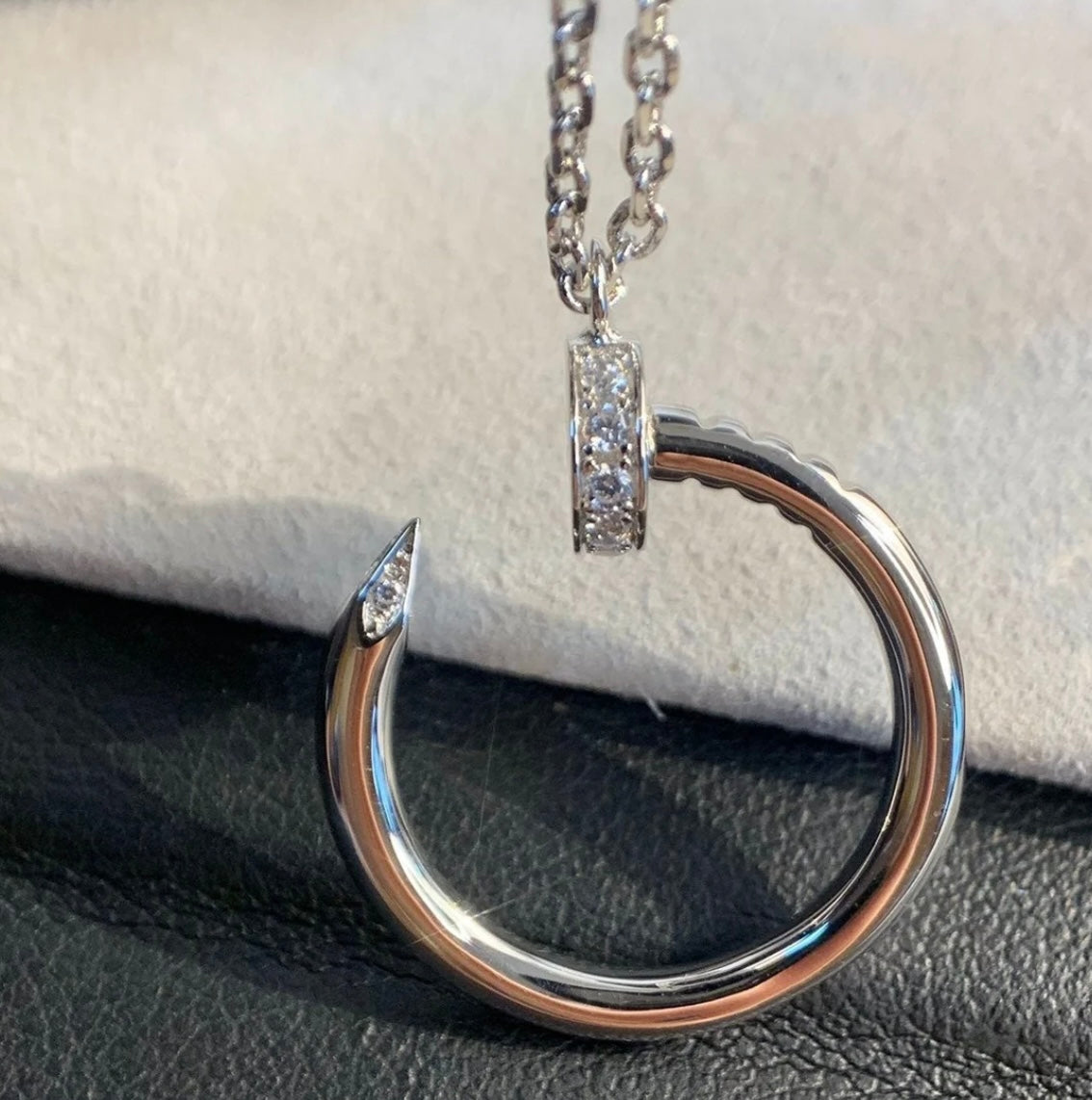 שרשרת אלגנטית מסמר בגוון כסף משובצת זירקונים נוצצים