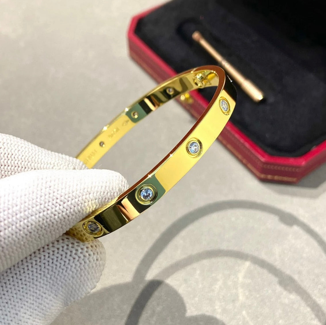 צמיד אלגנטי בגוון זהב משובץ 10 זירקונים נוצצים