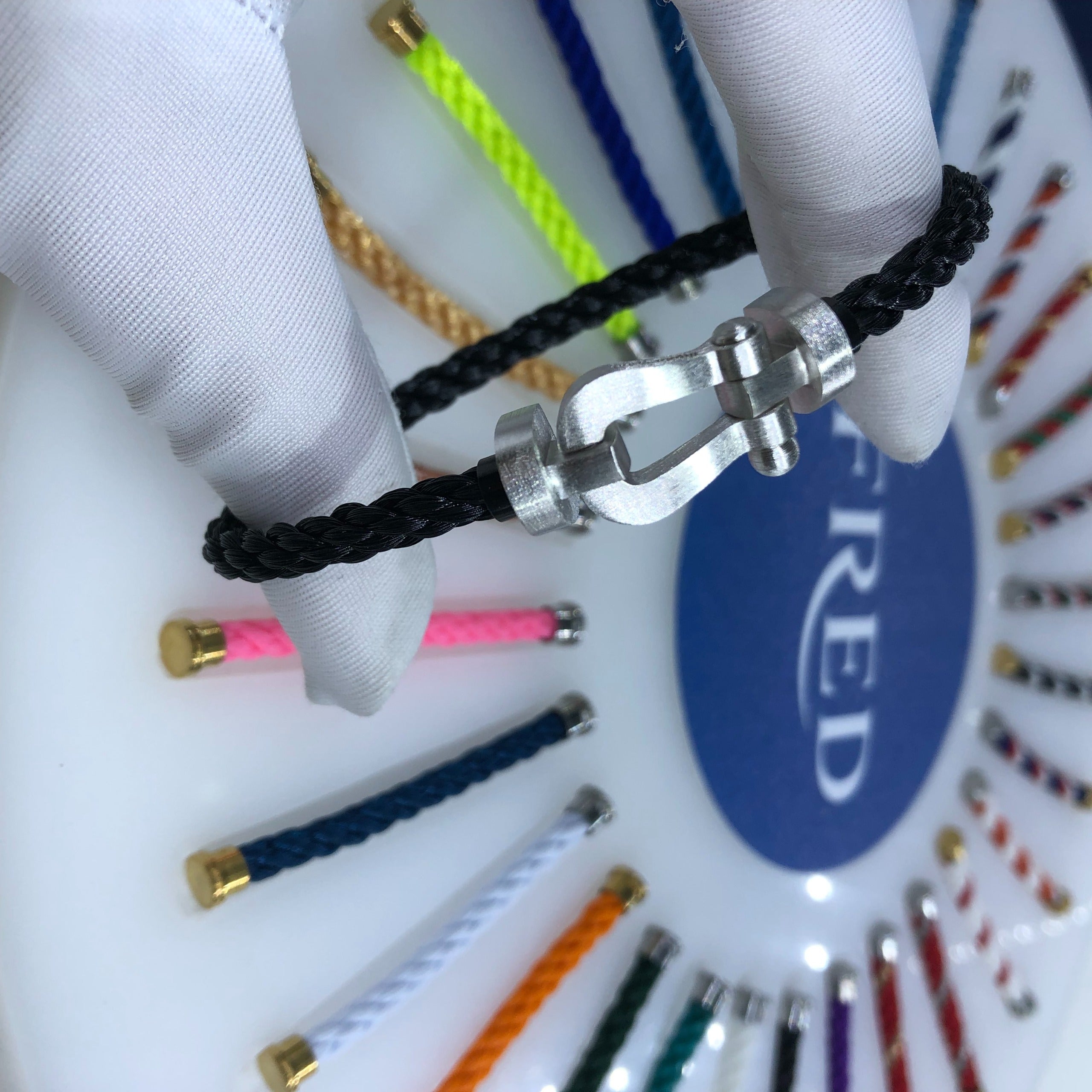 צמיד יוקרתי עם רצועות חבל שחורה ואבזם מוברש בגוון כסוף