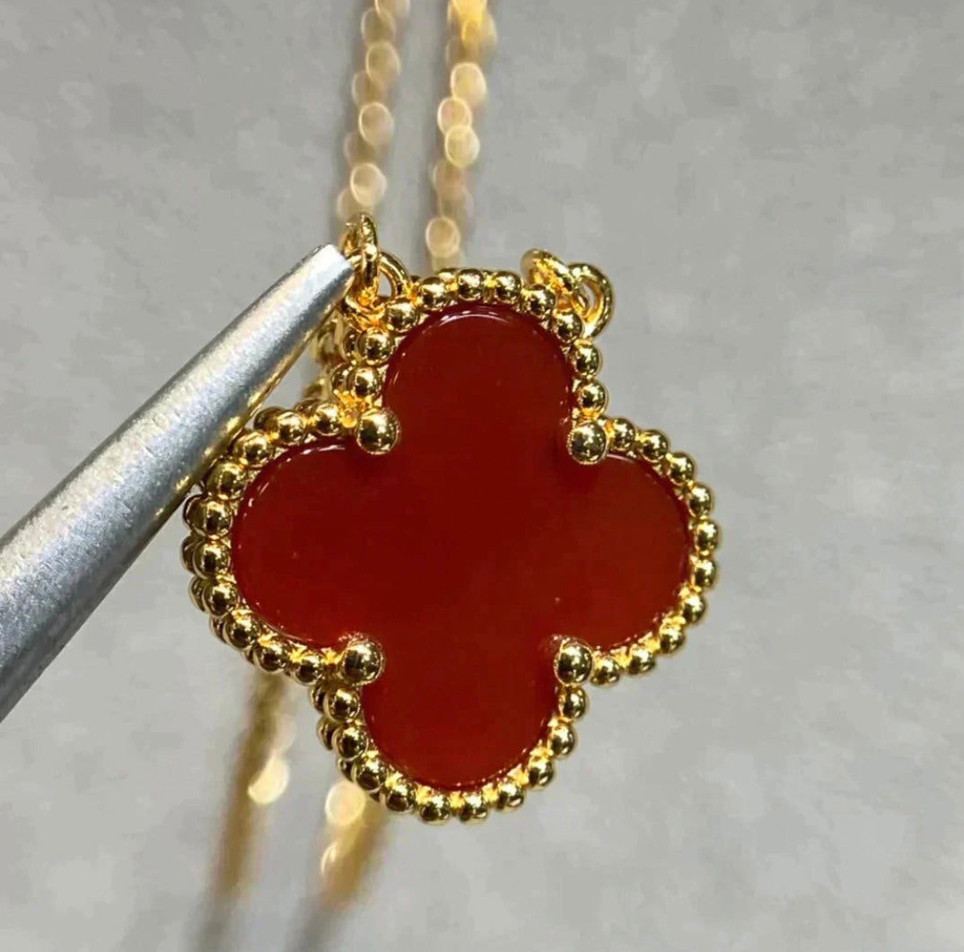 Halskette mit Kleeblatt-Anhänger in Rot