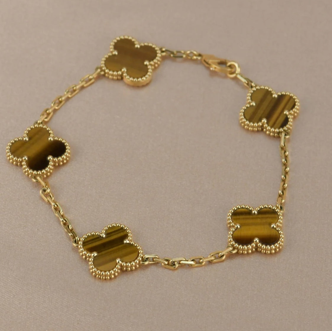 Kleeblatt-Armband mit 5 braunen Kleeblättern.