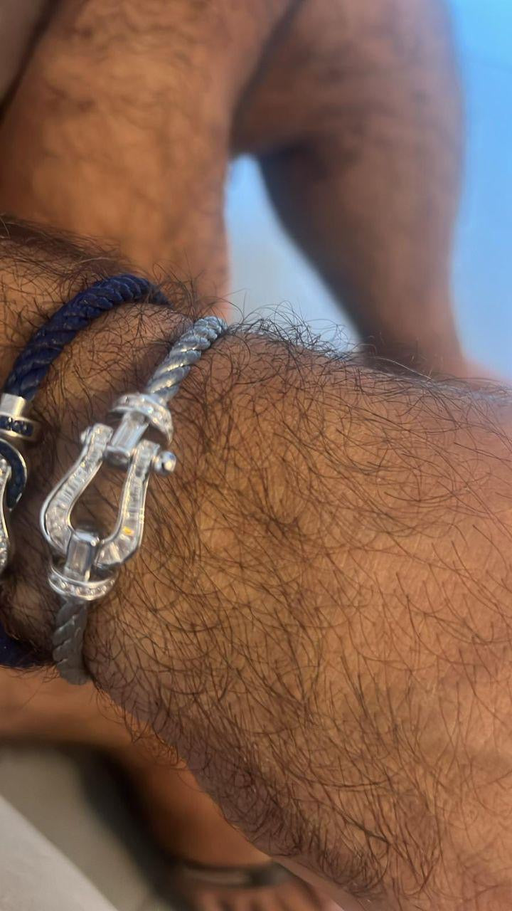 צמיד יוקרתי עם רצועת מתכת כסופה ואבזם בגוון כסף משובץ קריסטלים נוצצים — JEWELLUXE™
