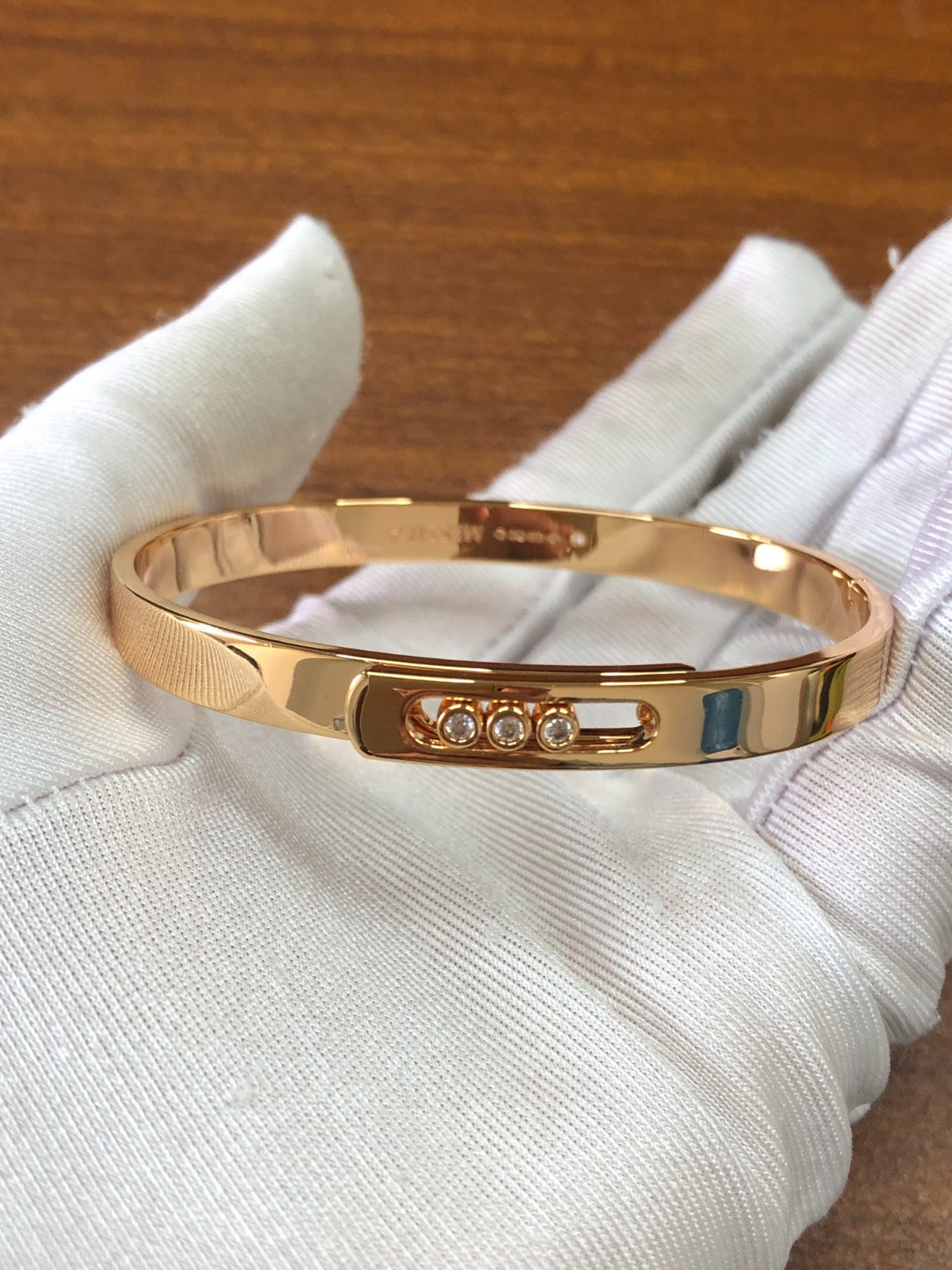 צמיד אהבה בגוון רוז גולד עם 3 זירקונים נעים – JEWELLUXE™