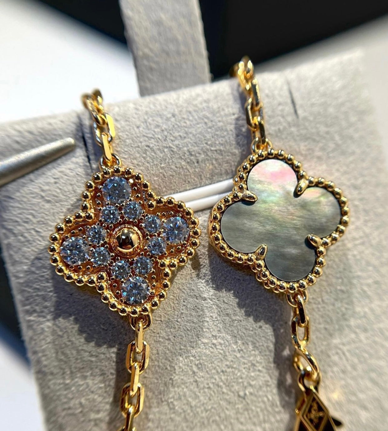 צמיד תלתן בציפוי זהב צהוב 18 קראט עם תלתן אפור מתכתי – יוקרה ואלגנטיות מודרנית - Jewelluxe