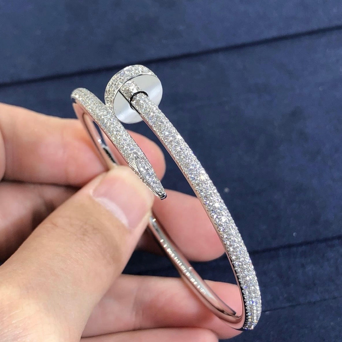 צמיד אלגנטי מסמר בגוון כסוף משובץ זירקונים נוצצים