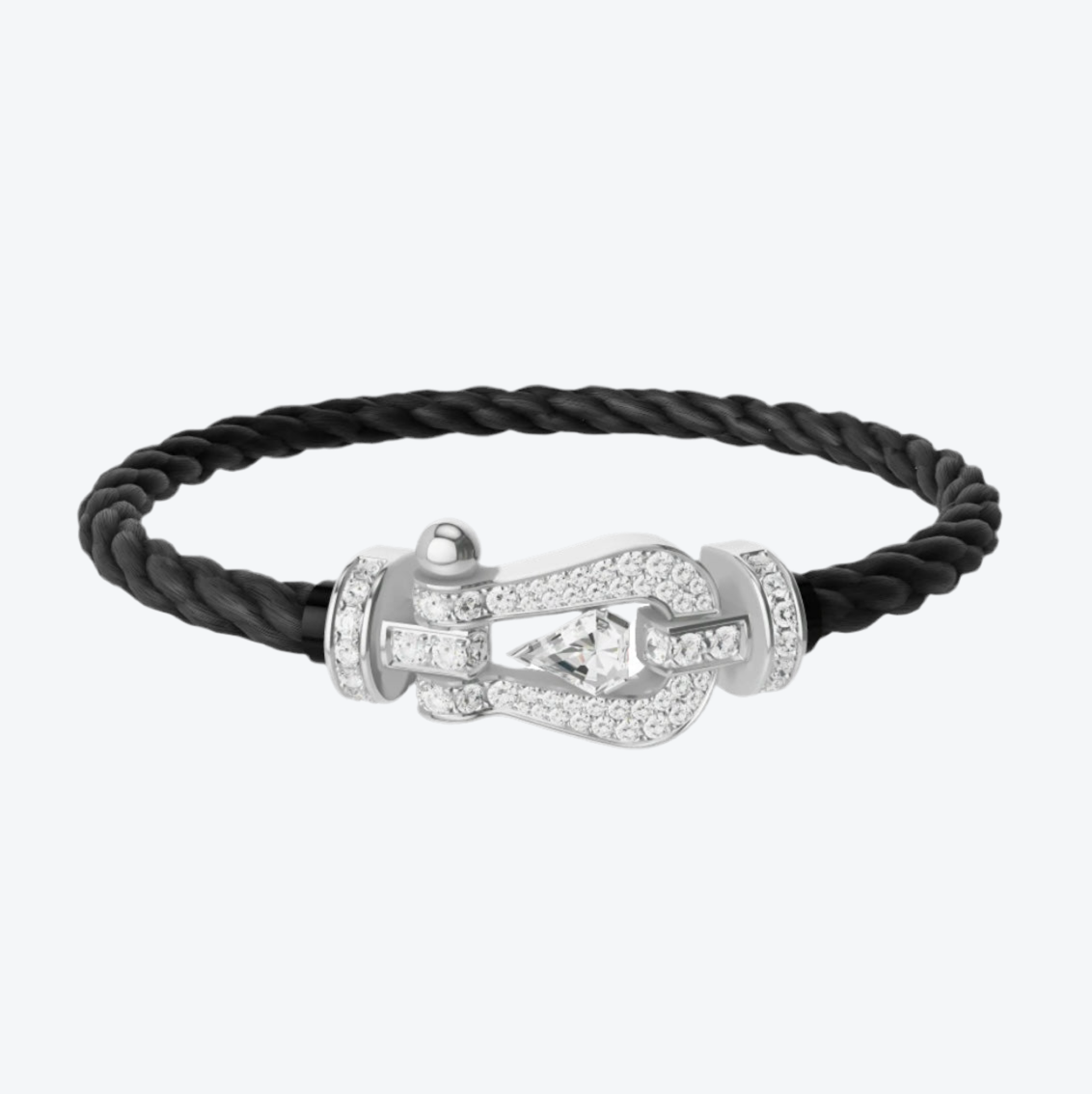 Bracelet luxueux avec une sangle en corde noire et une boucle argentée parsemée de zircons, avec une pierre centrale de 0,5 carat