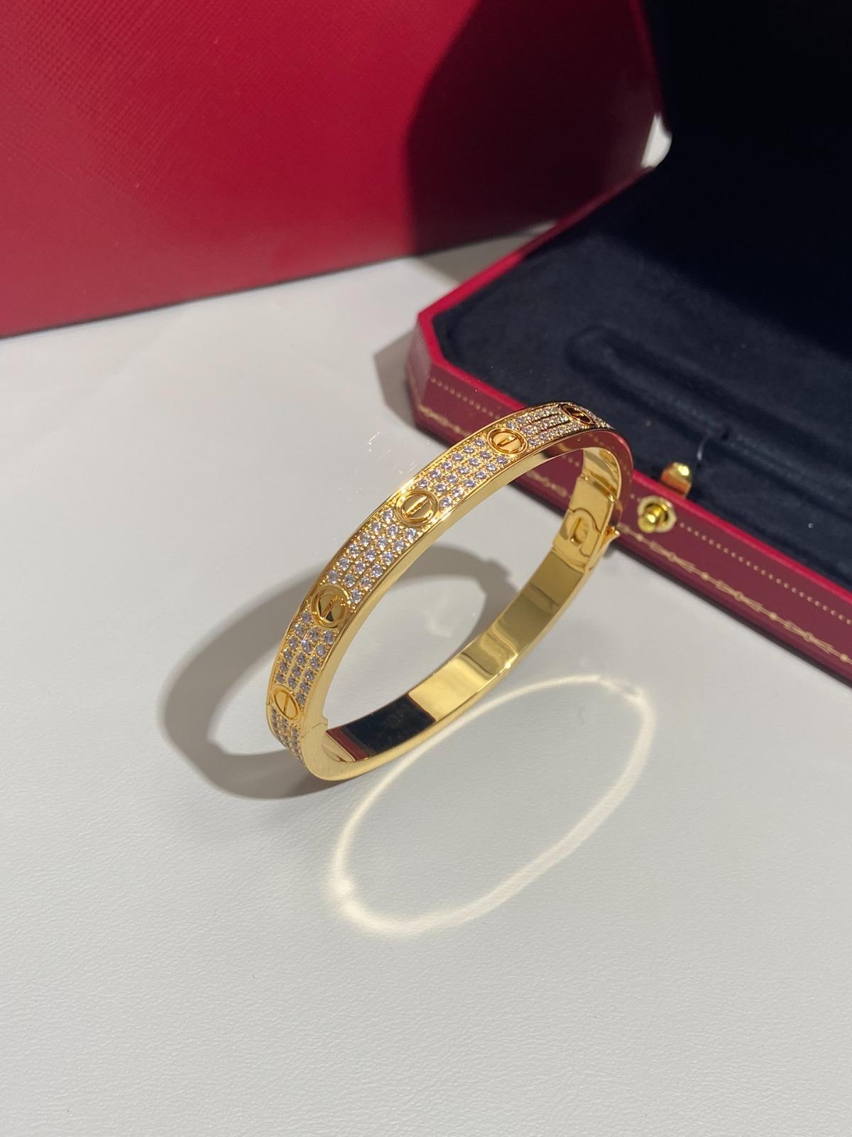 צמיד יוקרתי בעיצוב קלאסי – ציפוי זהב צהוב וברק זירקונים מרהיב - Jewelluxe