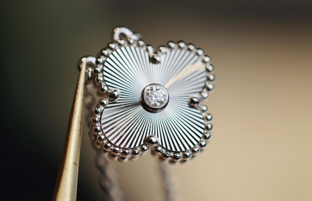 שרשרת תלתן קלאסית משובץ זירקון נוצץ במרכז