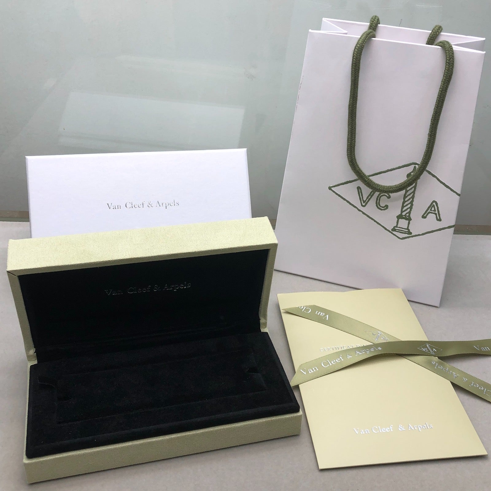 Kleeblatt-Armband mit 5 braunen Kleeblättern.