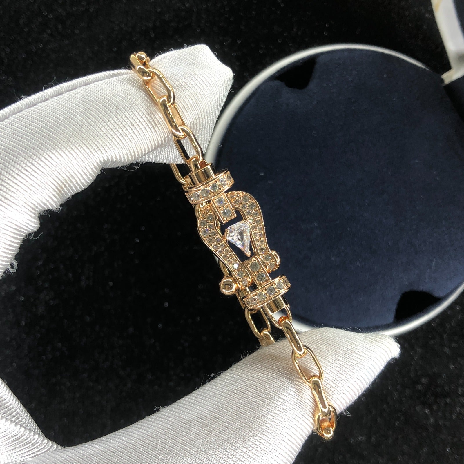 Luxury bracelet with a pink chain strap and a rose-gold colored clasp set with sparkling zircons with a 0.5 carat center stone — JEWELLUXE™