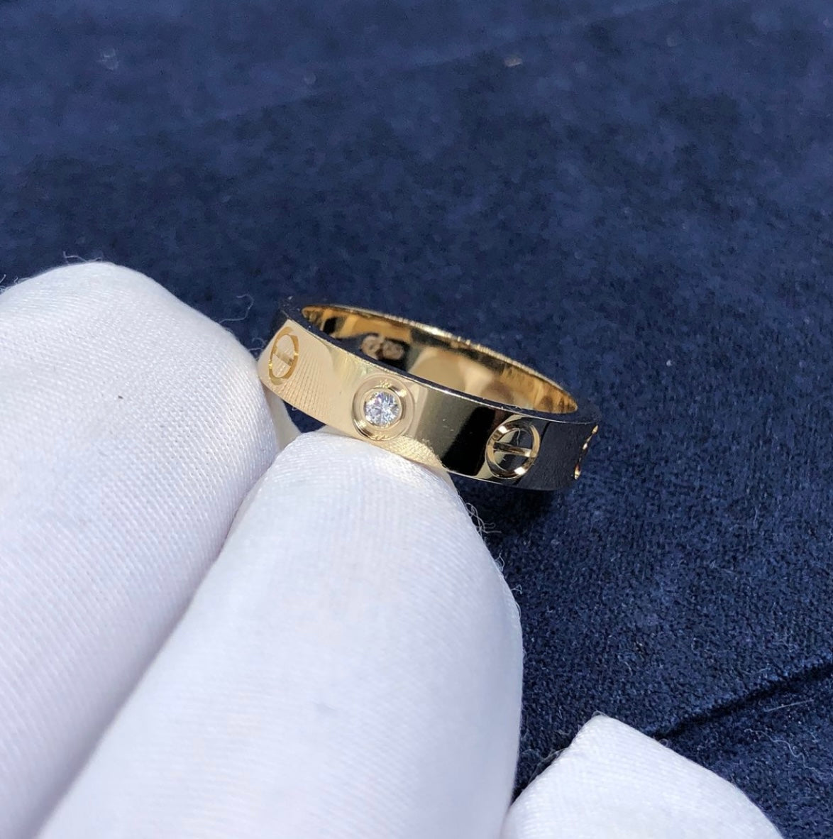 טבעת אלגנטית בגוון זהב משובץ זירקון 1 נוצץ