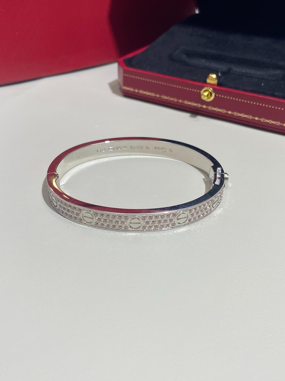 צמיד כסף בעיצוב יוקרתי – בעובי מחמיא ובוהק בלתי נשכח - Jewelluxe