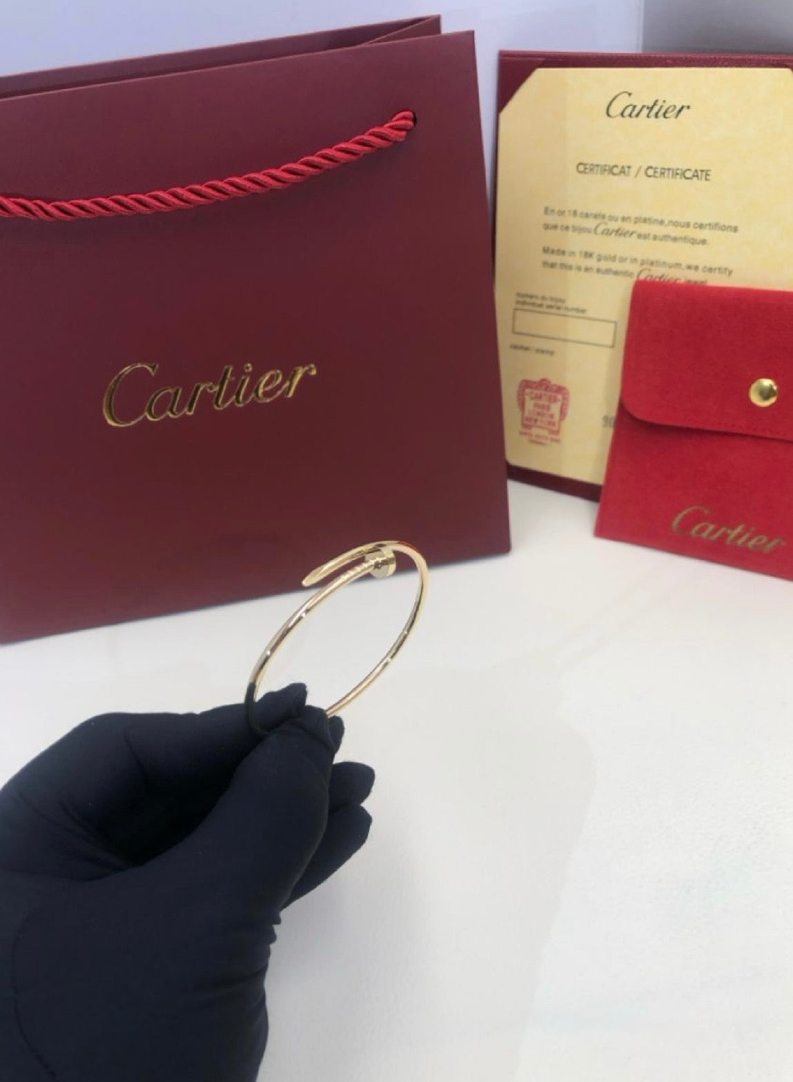 צמיד אלגנטי מסמר בגוון זהב מבריק עיצוב יוקרתי