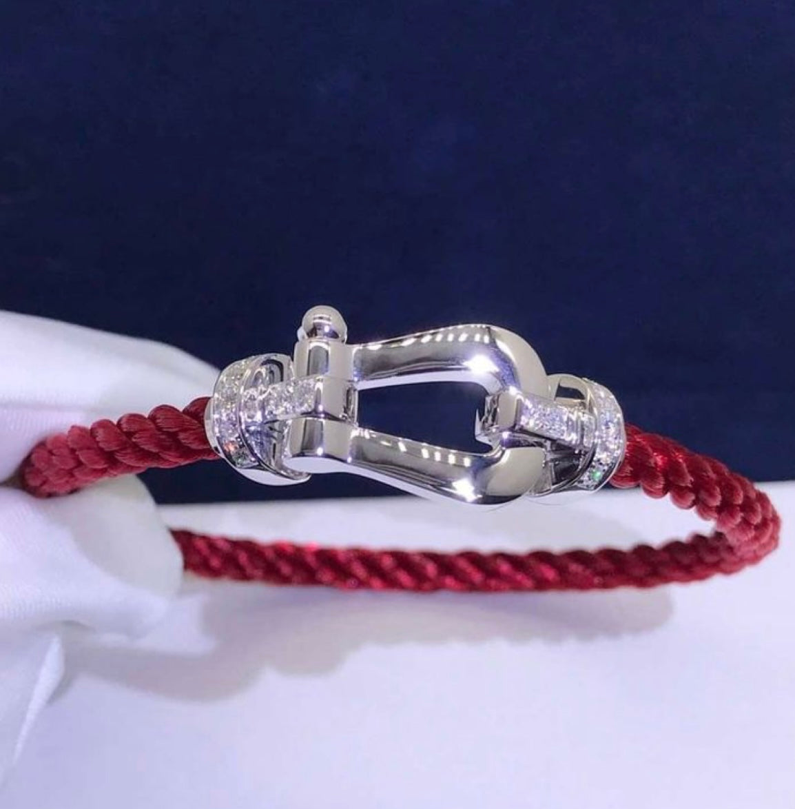 צמיד יוקרתי עם רצועת חבל אדומה ואבזם בגוון כסף משובץ בחצי זירקונים