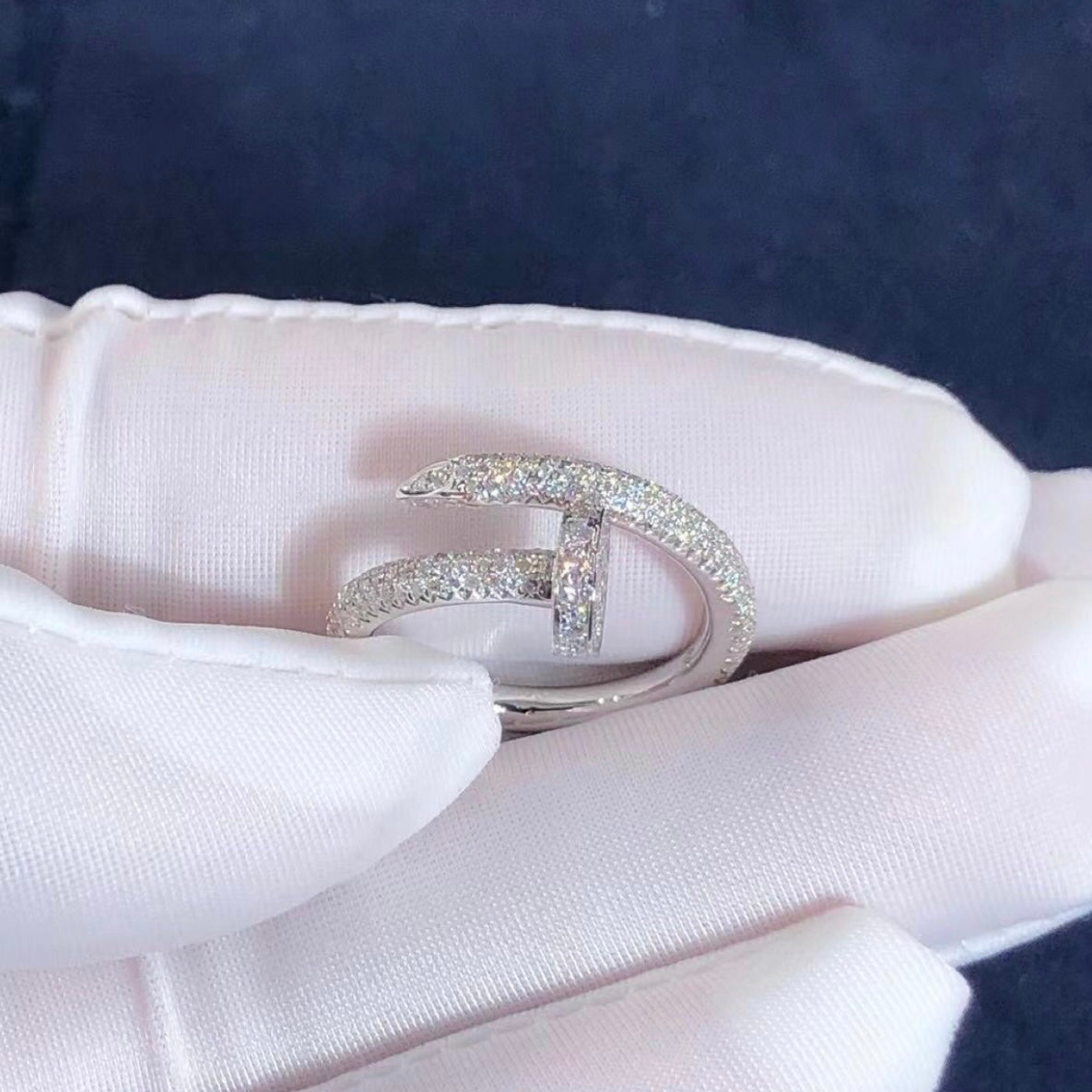 טבעת אלגנטית מסמר בגוון כסף משובצת זירקונים נוצצים מסביב