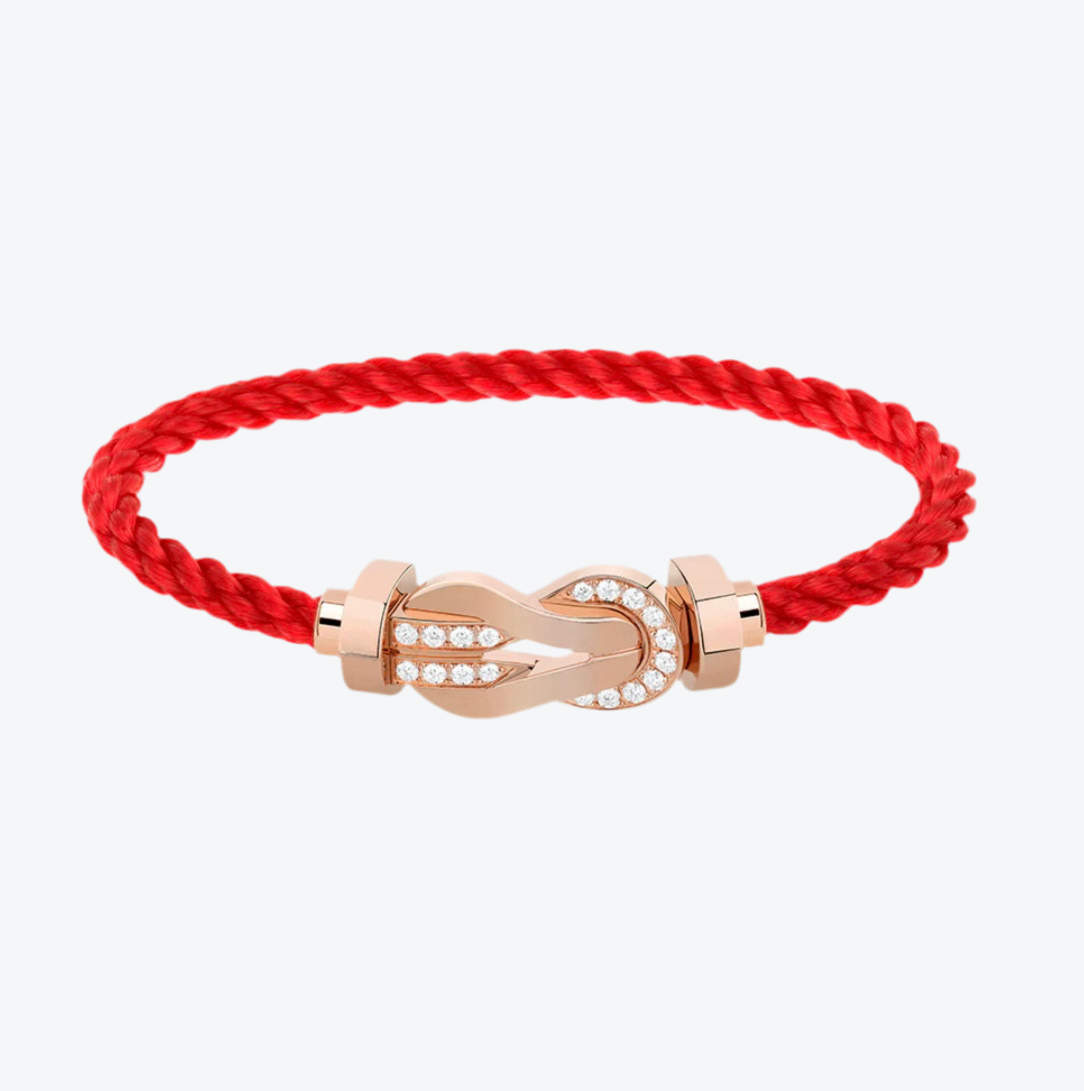 צמיד יוקרתי עם רצועת חבל אדומה ואבזם אינסוף בגוון זהב ורוד משובץ חצי זירקונים נוצצים