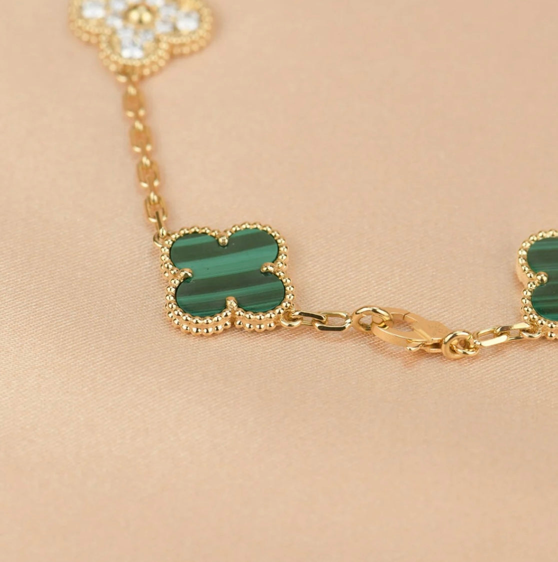 Kleeblatt-Armband mit 5 grünen Kleeblättern.