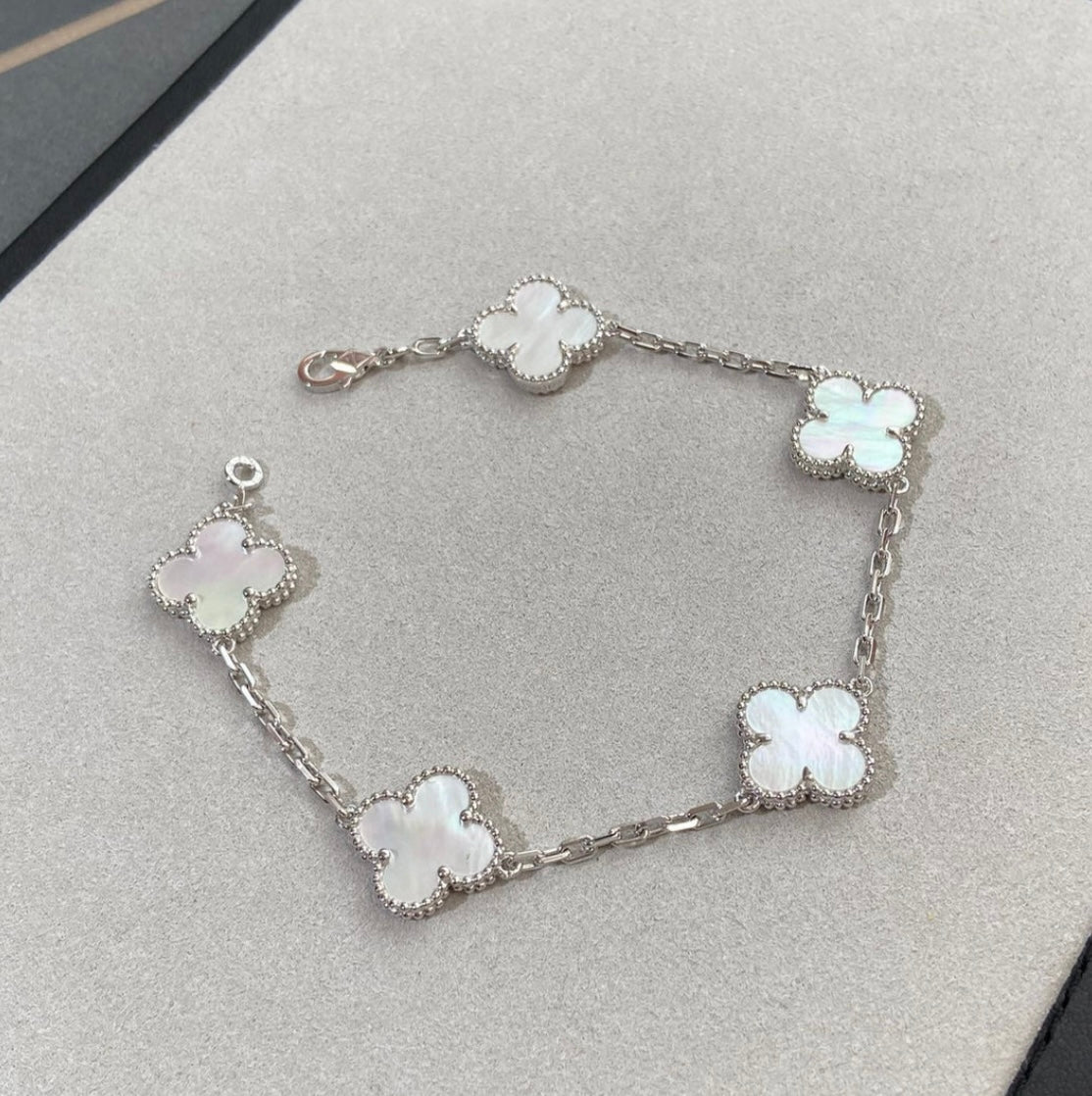 Kleeblatt-Armband mit 5 Kleeblättern in Weiß