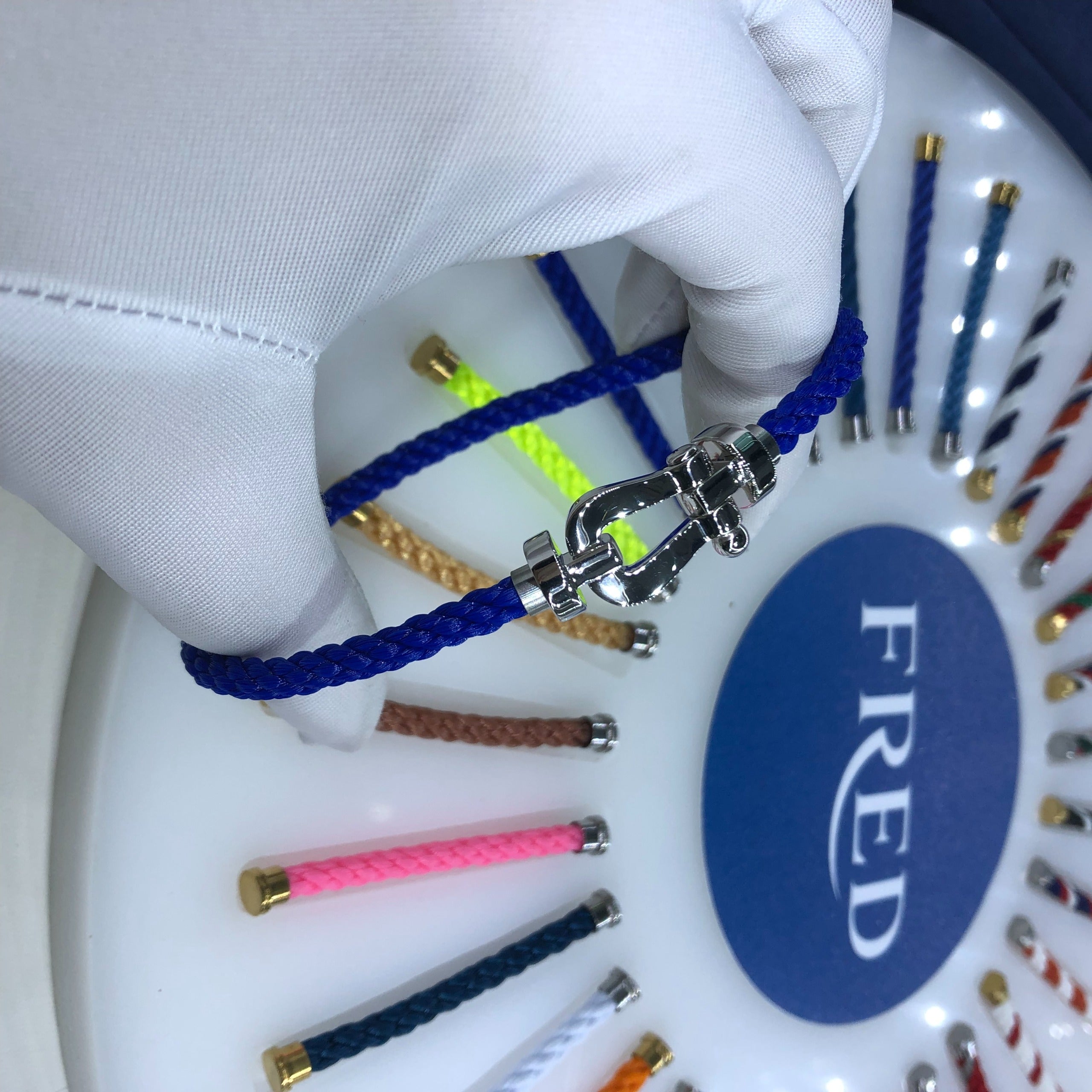 צמיד יוקרתי עם רצועת חבל כחולה ואבזם בגוון כסף מבריק