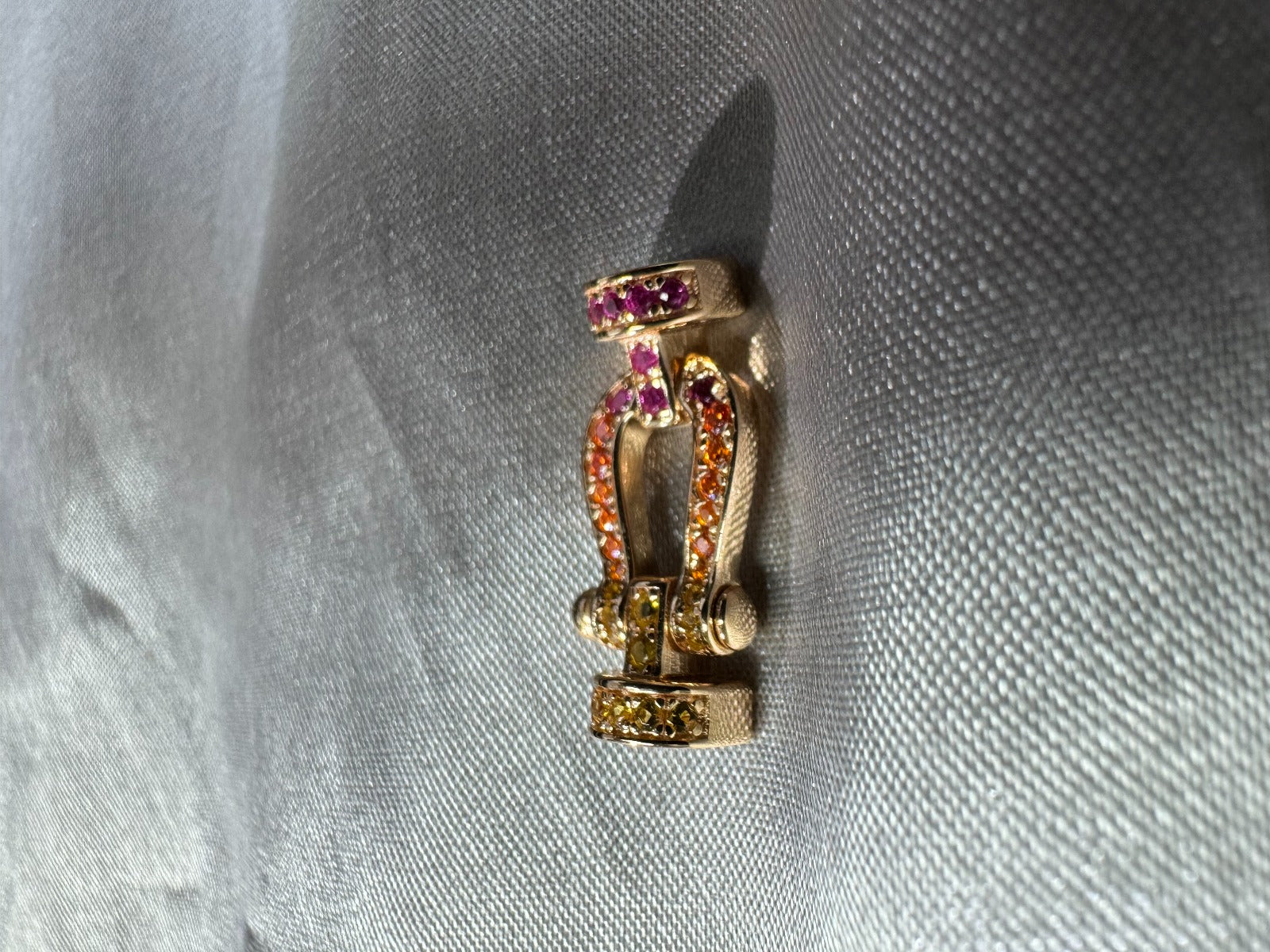 צמיד יוקרתי עם רצועת חבל ורודה דקה ואבזם בגוון זהב ורוד משובץ זירקונים צבעוניים