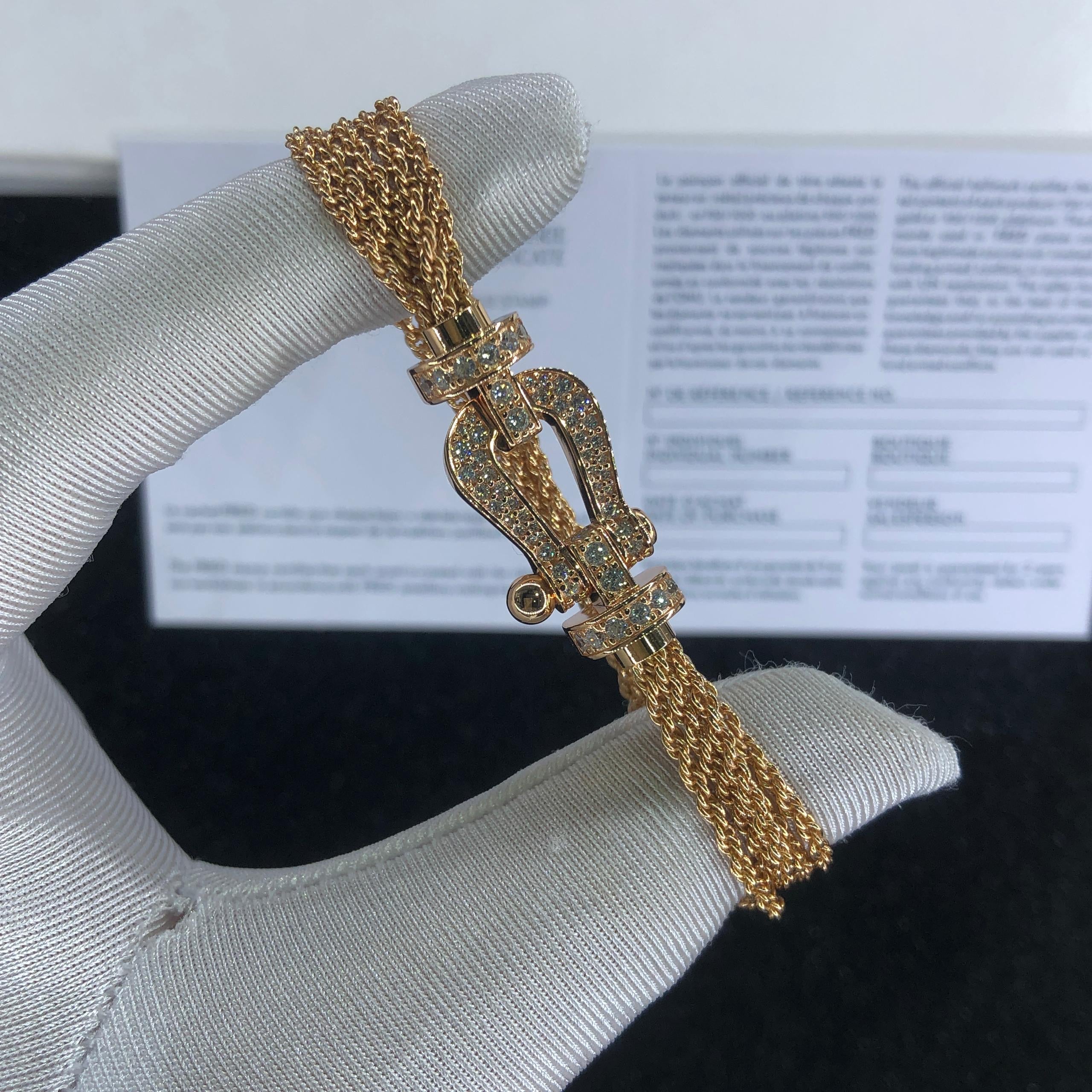 צמיד יוקרתי עם רצועת שרשרת בגוון זהב ורוד ואבזם בגוון זהב ורוד משובץ זירקונים