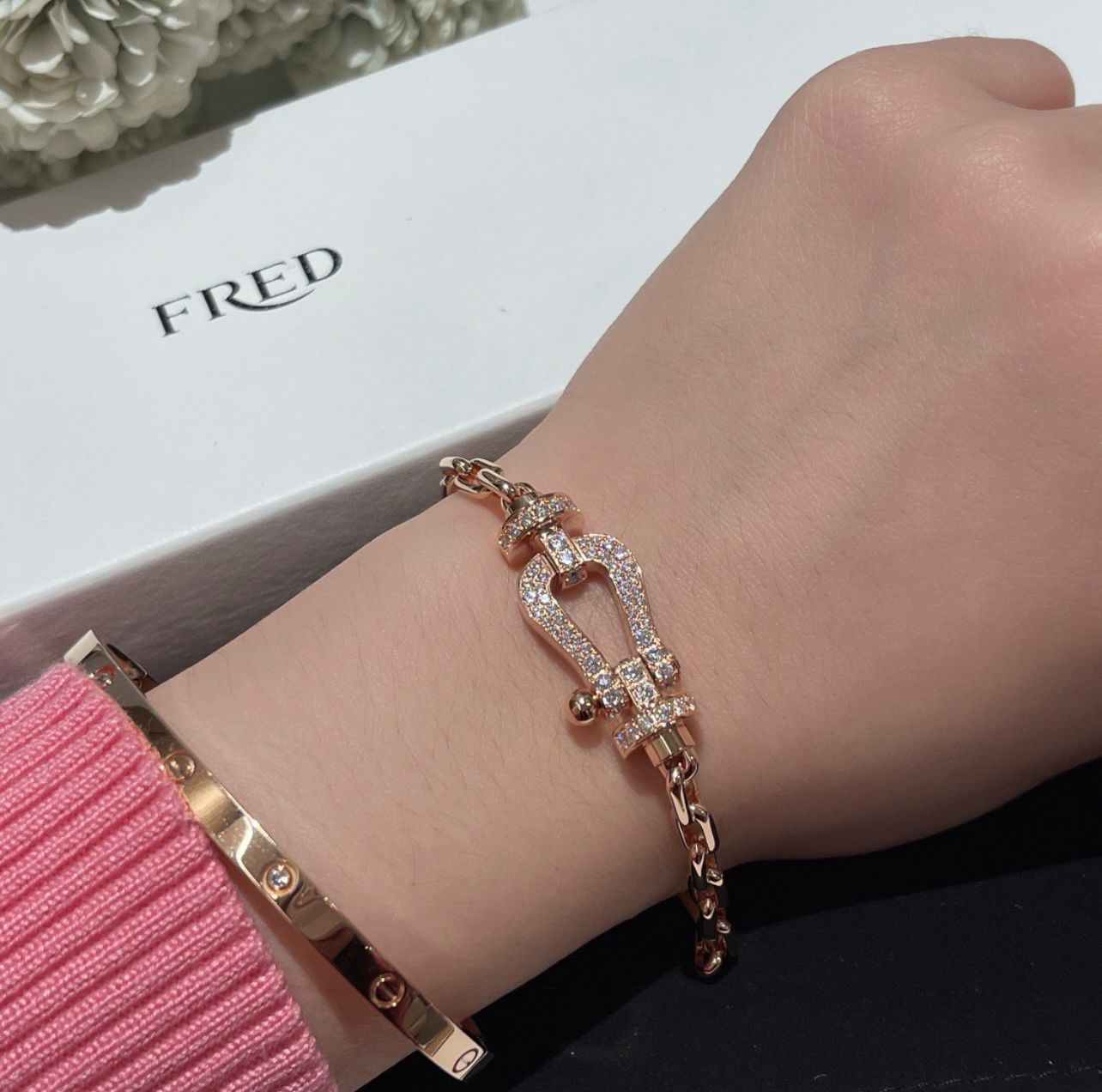 צמיד יוקרתי עם רצועת חוליות בגוון זהב ורוד משובץ זירקונים