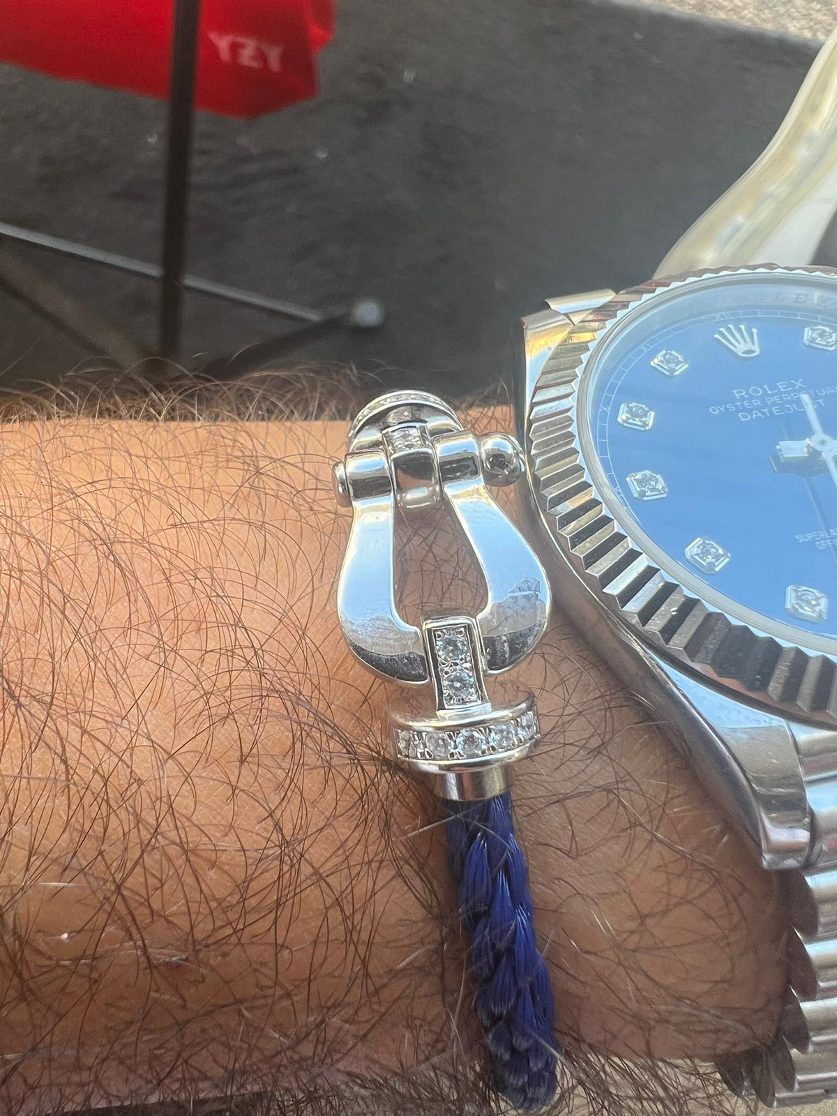 Luxusarmband mit blauem Seilband, silberner Schließe, besetzt mit funkelnden Zirkonia