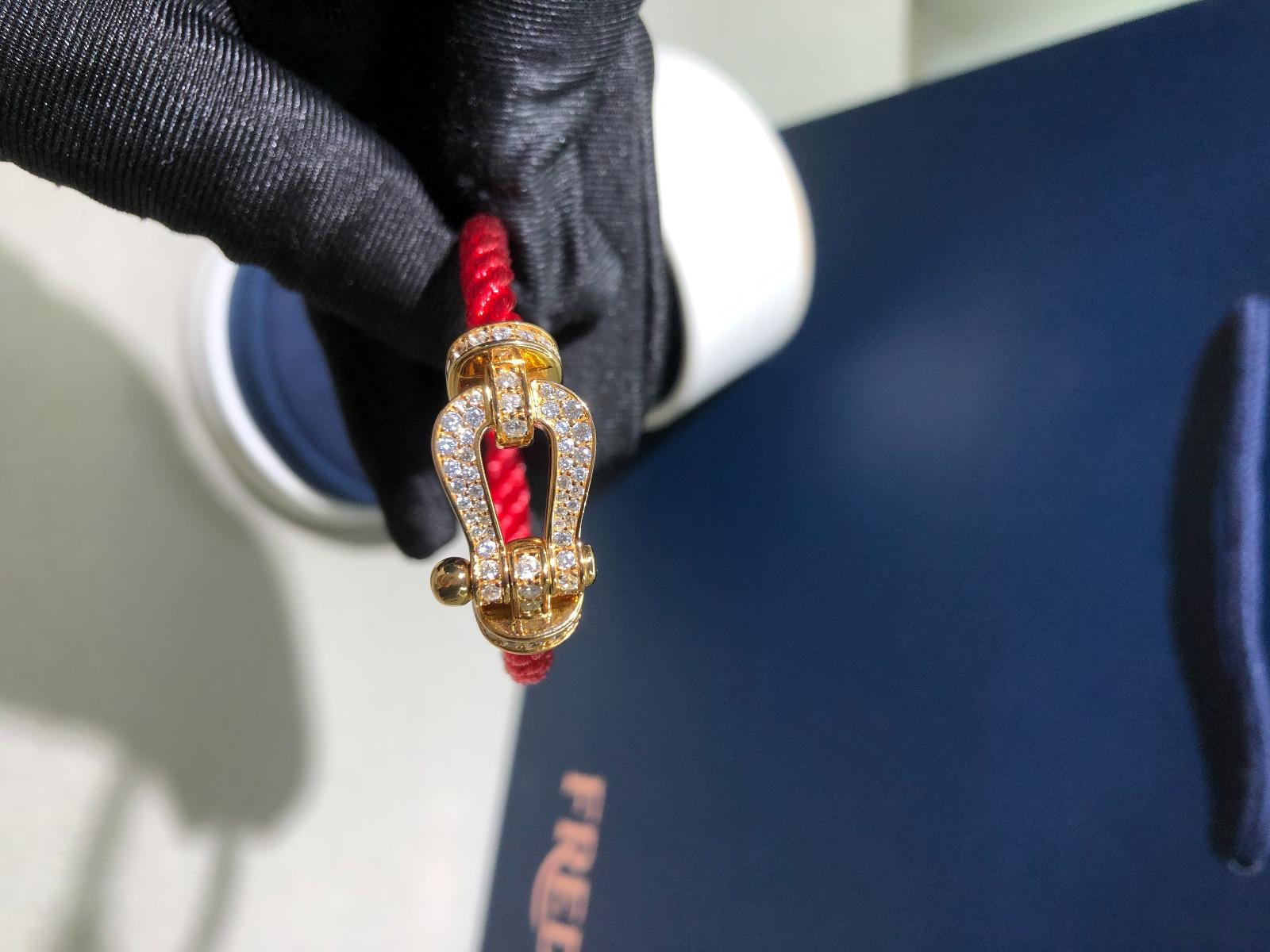 צמיד יוקרתי עם רצועת חבל (עבה) צבע אדום, אבזם בציפוי זהב צהוב 18 קראט משובץ זירקונים נוצצים - Jewelluxe