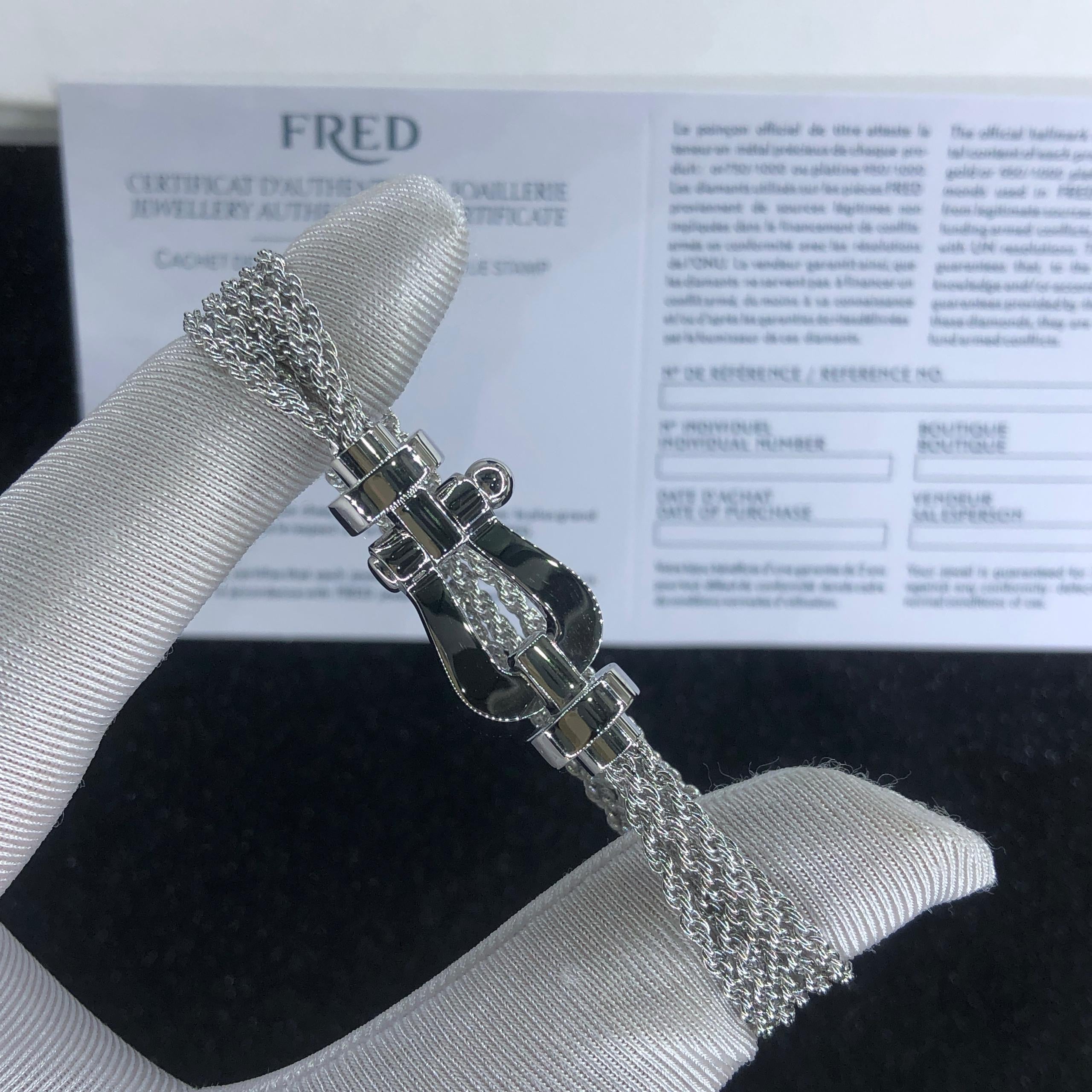 צמיד יוקרתי עם רצועת שרשרת כסופה ואבזם בגוון כסף מבריק