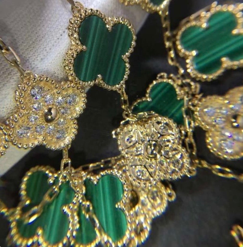 Halskette 20 Kleeblätter in Gold mit grünem Kleeblatt-Anhänger, besetzt mit funkelnden Zirkonen