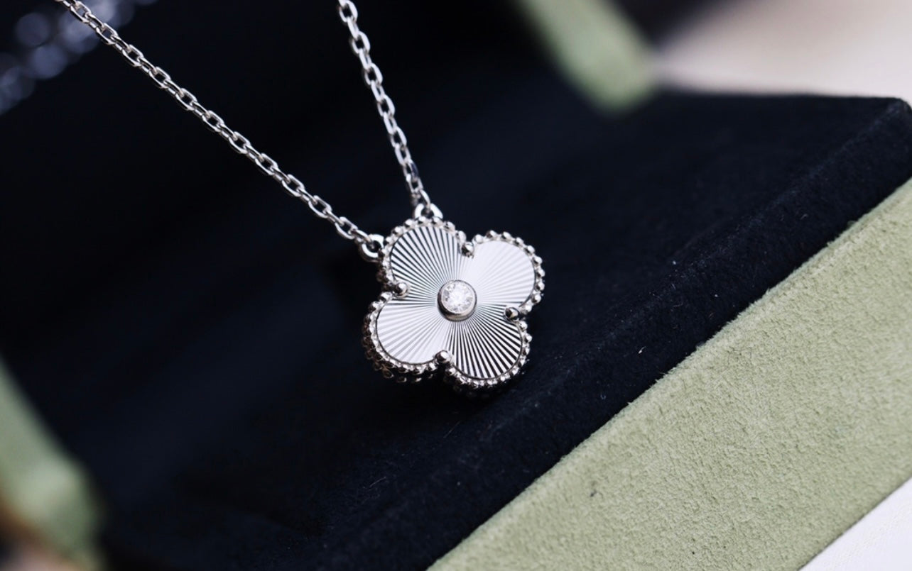 שרשרת תלתן קלאסית משובץ זירקון נוצץ במרכז