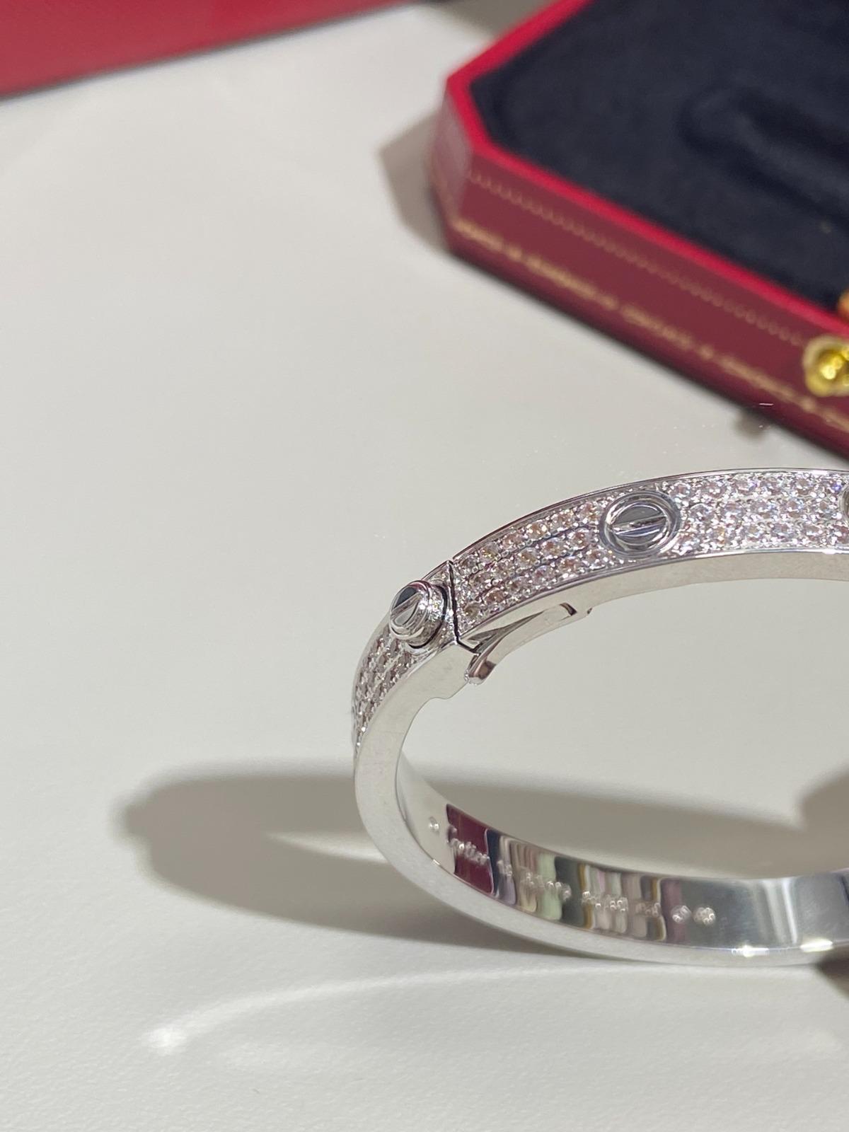 צמיד כסף בעיצוב יוקרתי – בעובי מחמיא ובוהק בלתי נשכח - Jewelluxe