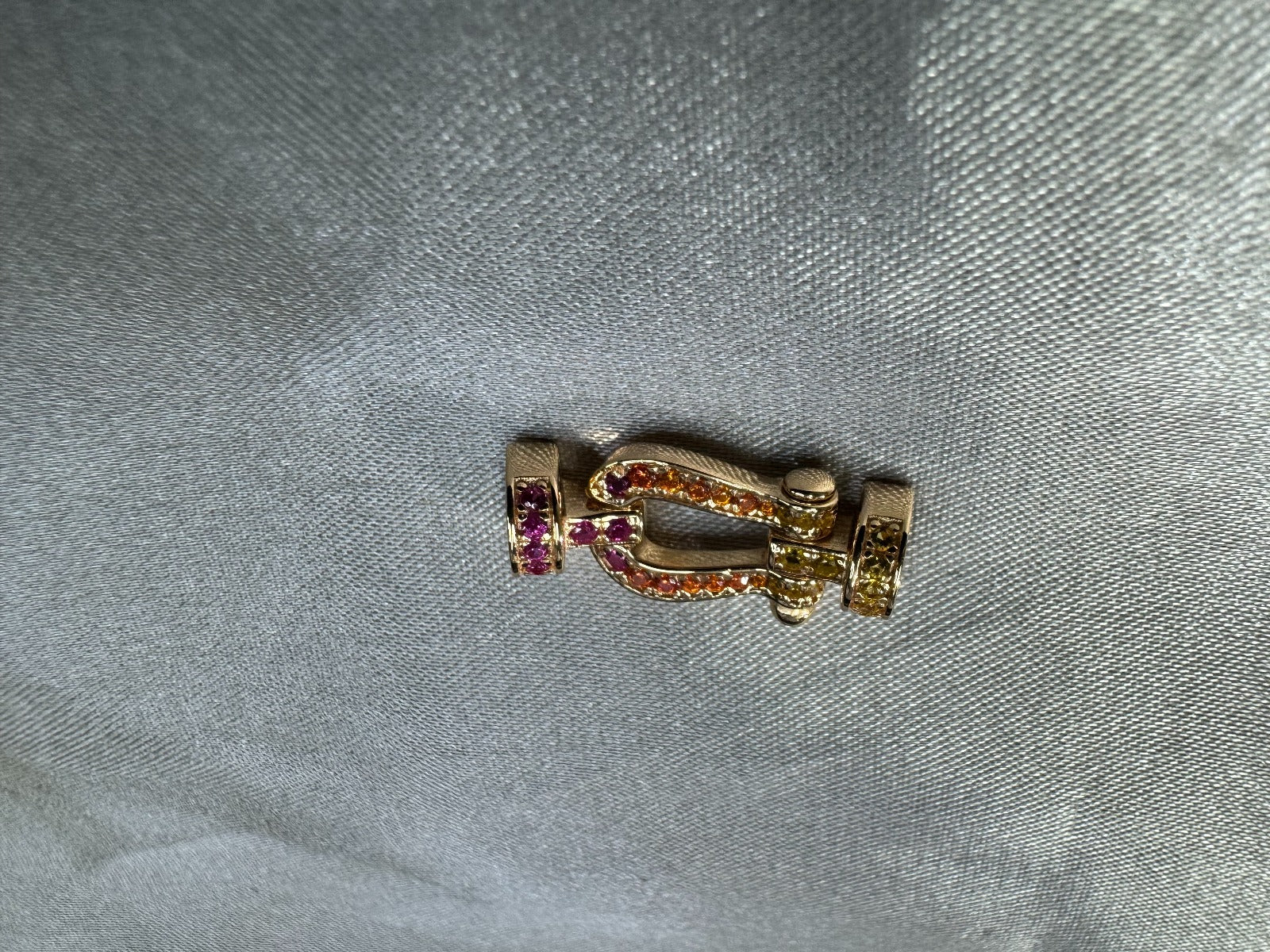 צמיד יוקרתי עם רצועת חבל ורודה דקה ואבזם בגוון זהב ורוד משובץ זירקונים צבעוניים