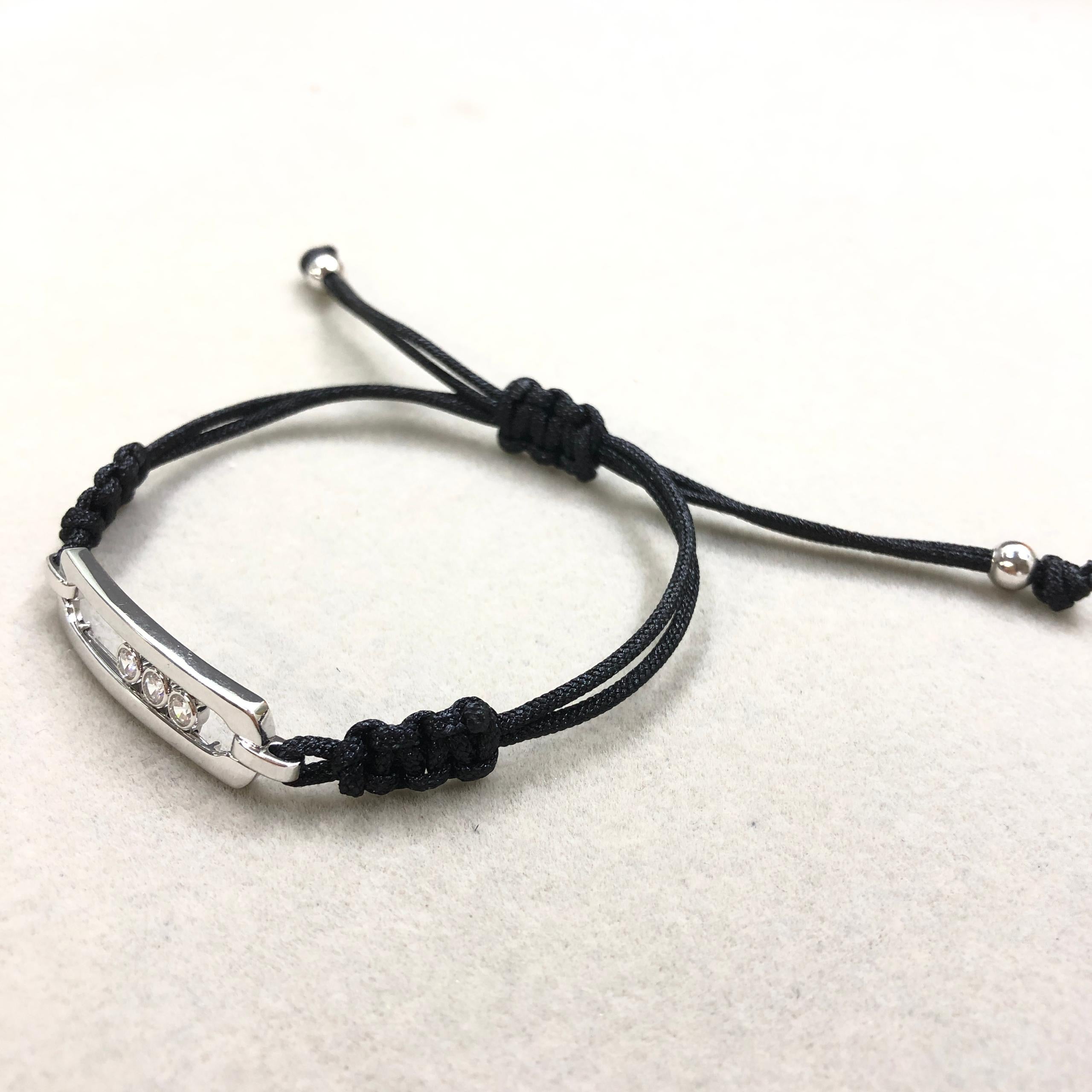 צמיד אהבה – חוט בגוון שחור עם אבזם בגוון כסף, 3 זירקונים נעים