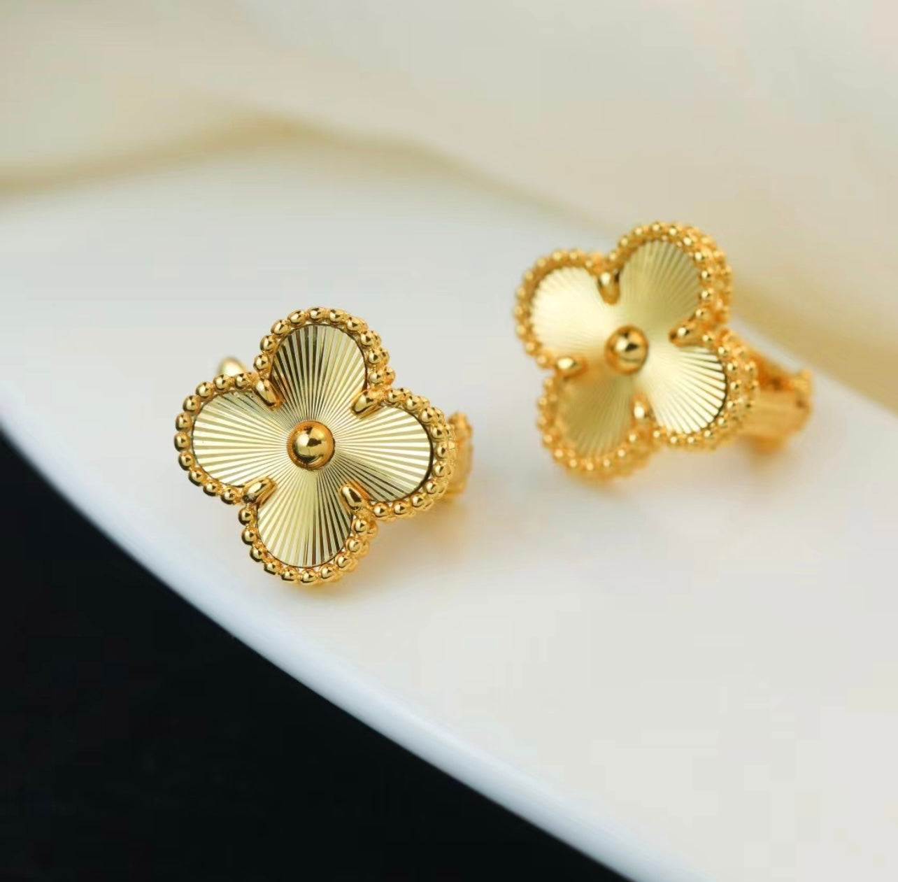 עגילי תלתן בציפוי זהב צהוב 18 קראט - Jewelluxe