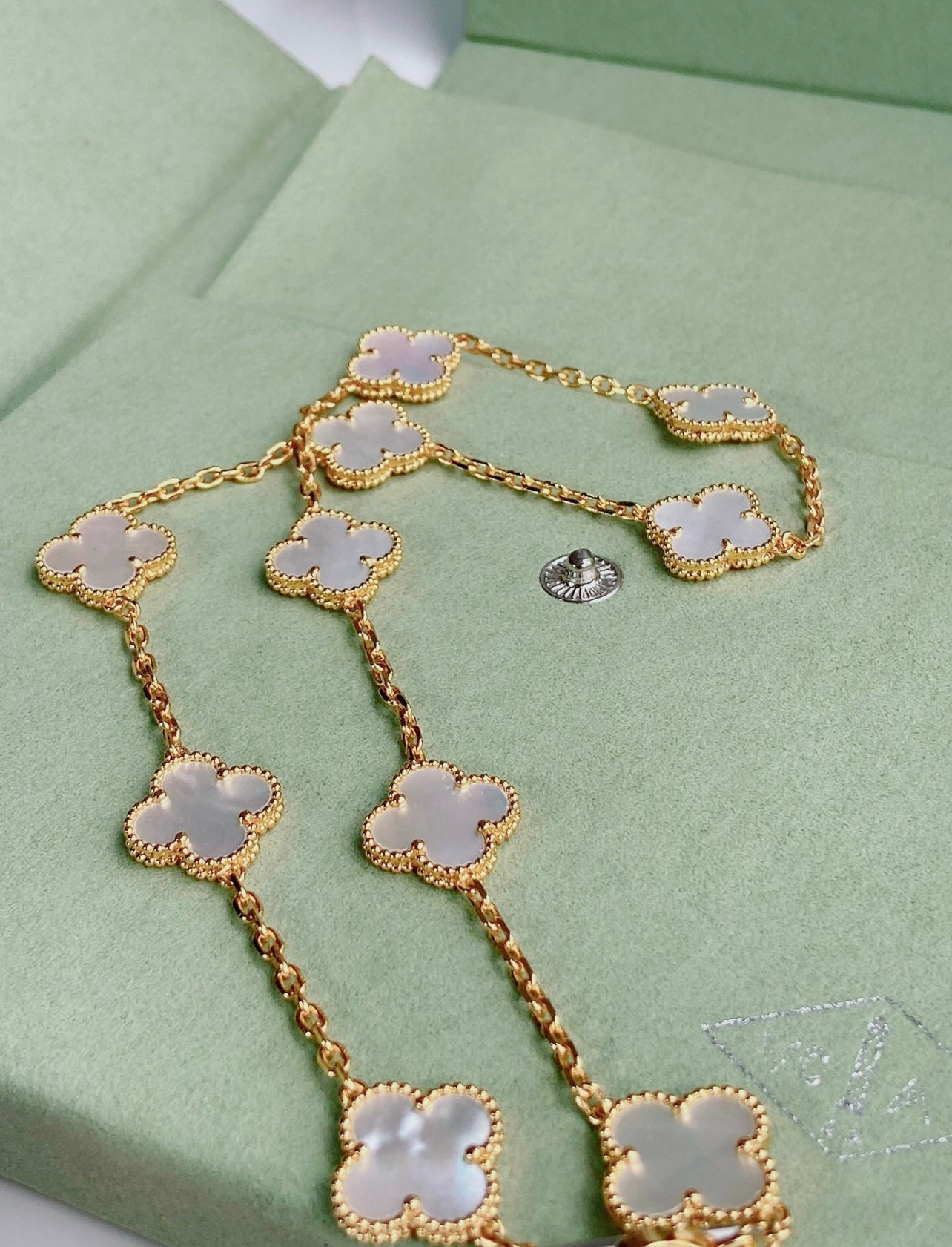 שרשרת תלתן לבן מציפוי זהב צהוב 18 קראט - Jewelluxe