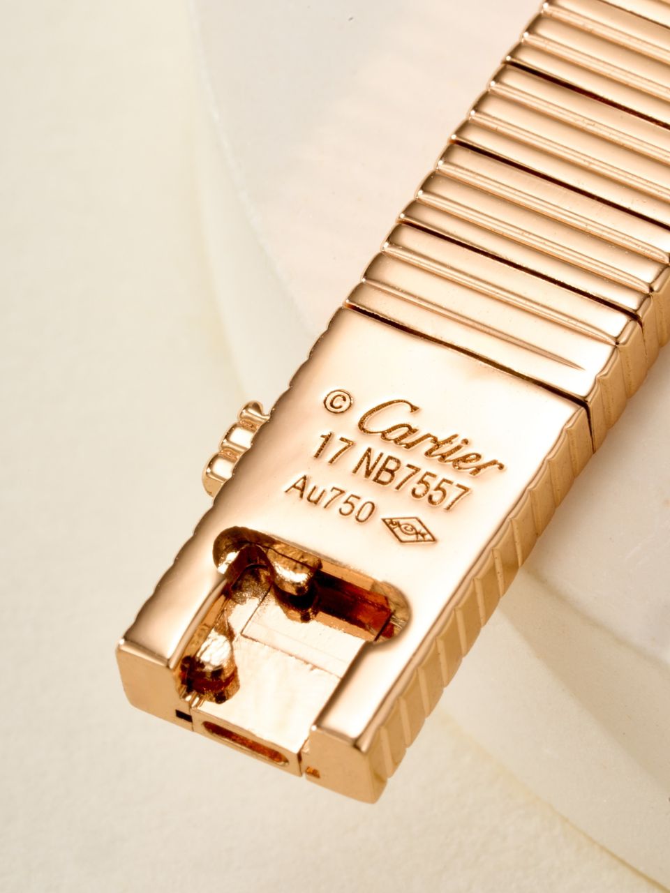 צמיד אלגנטי בגוון זהב ורוד מבריק עם פסים בעיצוב מודרני ונקי