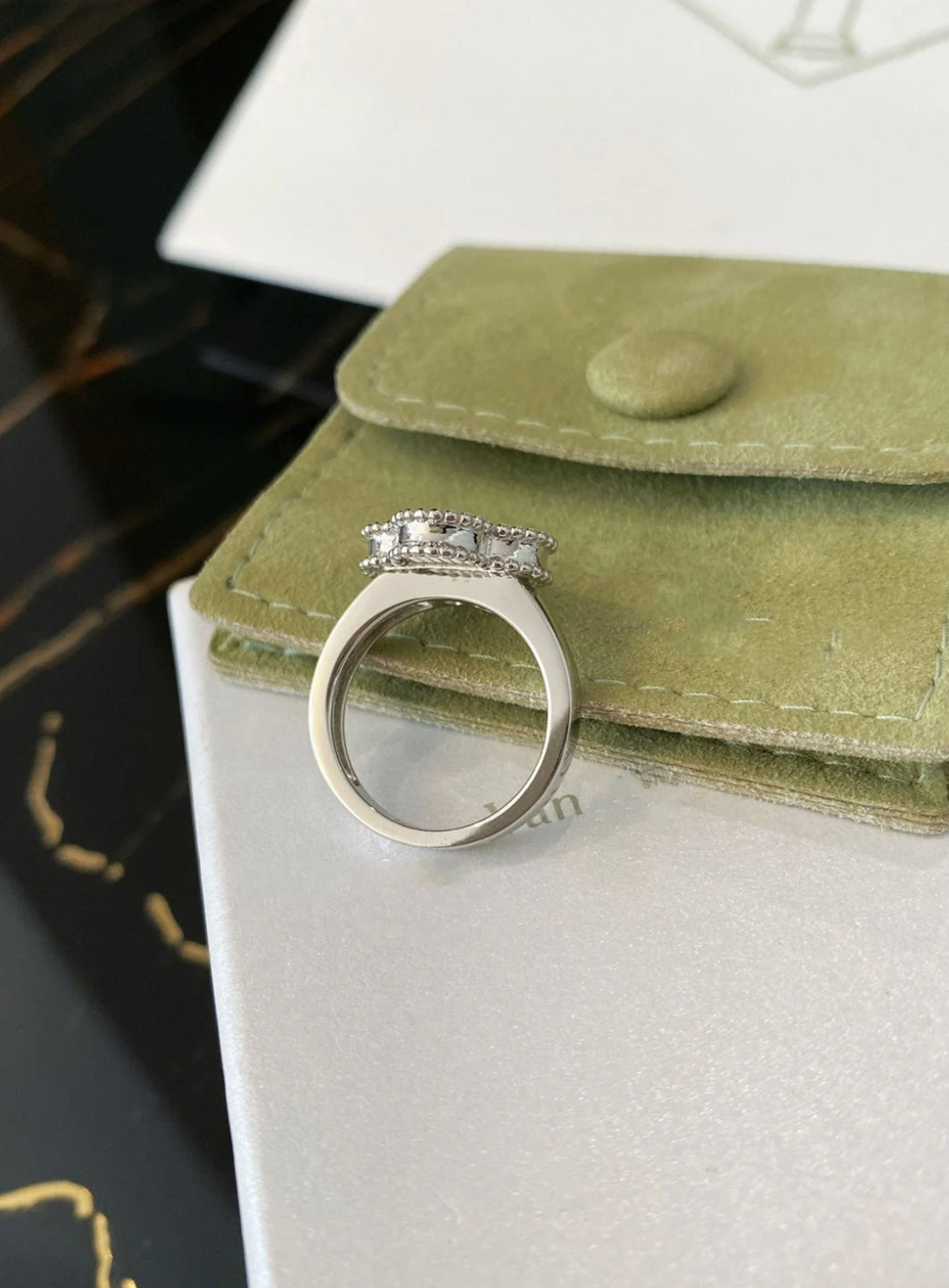 Silberner Kleeblatt-Ring – klassische Eleganz mit Präsenz