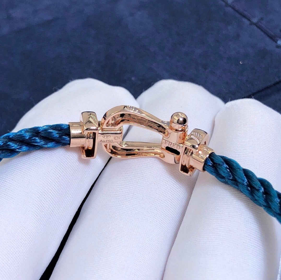 צמיד יוקרתי עם רצועת חבל בגוון ריביירה ואבזם בגוון זהב ורוד מבריק