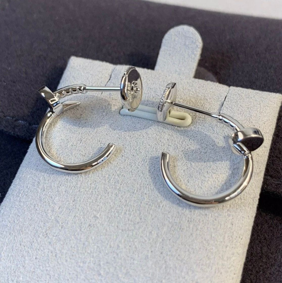 עגילים אלגנטים מסמר בגוון כסף מבריק