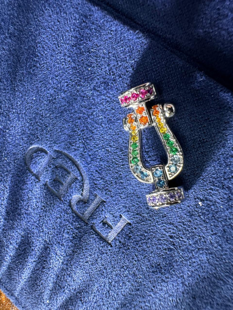Bracelet luxueux avec une sangle en corde verte (fine), boucle argentée parsemée de zircons aux couleurs de l'arc-en-ciel