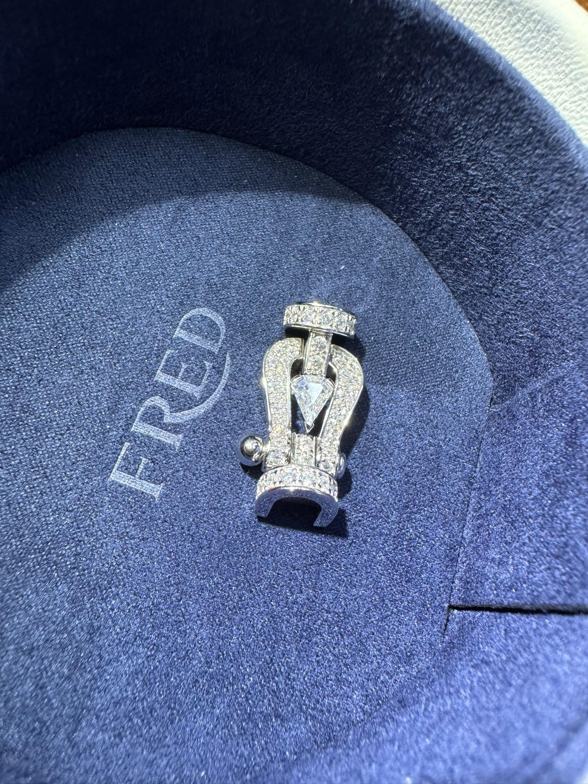Bracelet luxueux avec une sangle en corde blanche et une boucle argentée parsemée de zircons, avec une pierre centrale de 0,5 carat
