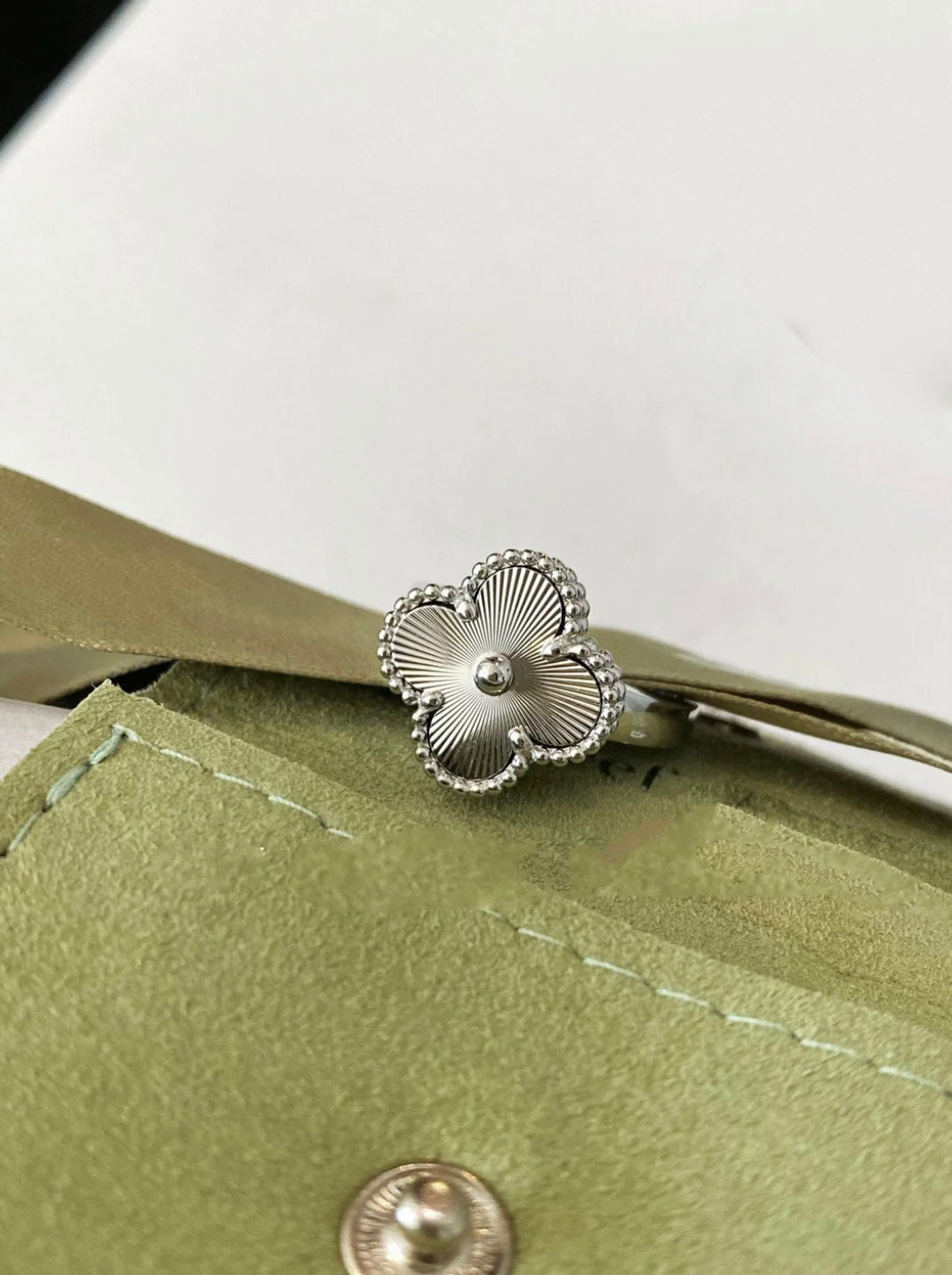 Silberner Kleeblatt-Ring – klassische Eleganz mit Präsenz