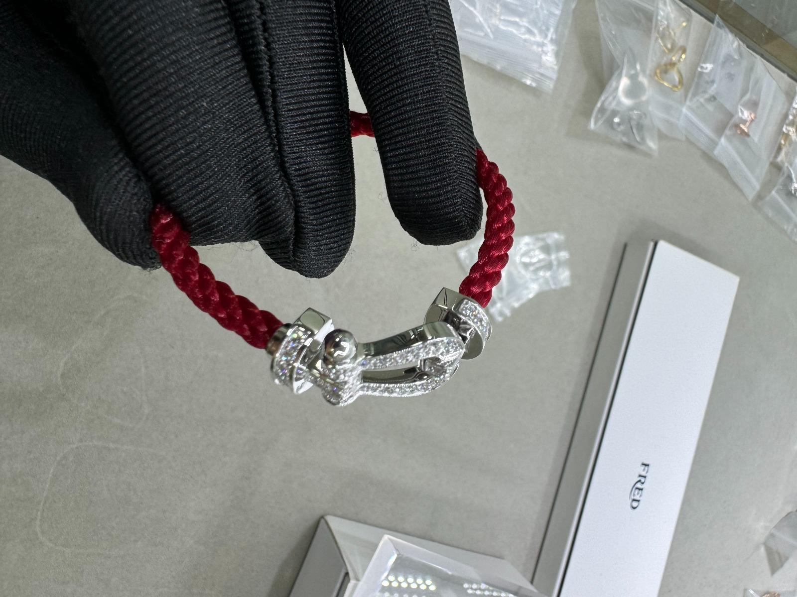 צמיד יוקרתי רצועת חבל (עבה) צבע אדום עם אבזם מכסף 925 משובץ בזירקונים - Jewelluxe